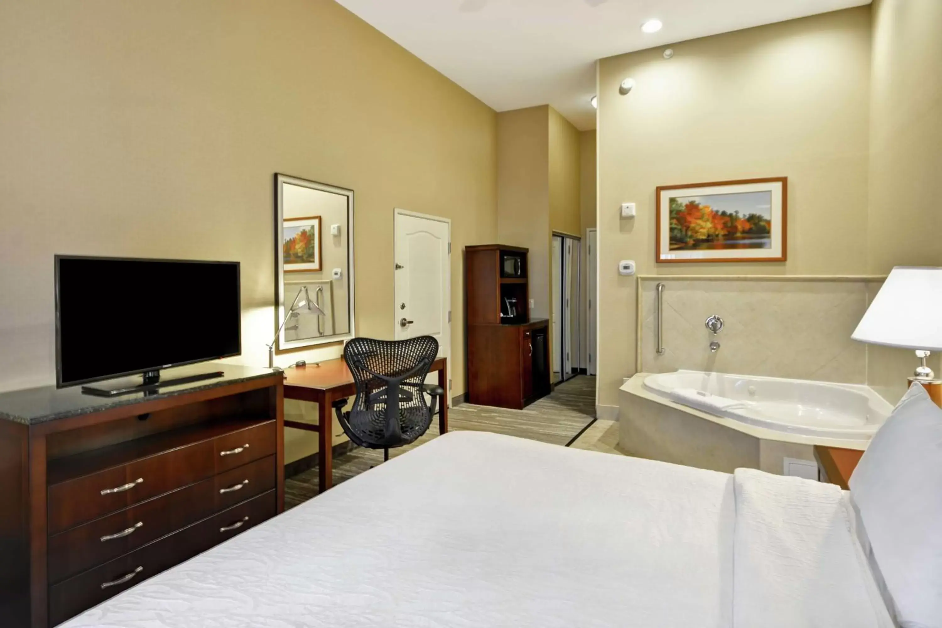 Bedroom, TV/Entertainment Center in Hilton Garden Inn Riverhead