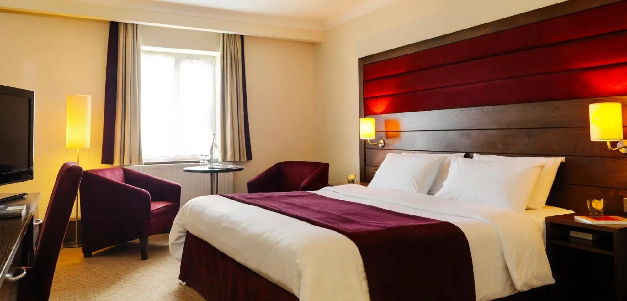 Bedroom, Bed in Cavan Crystal Hotel