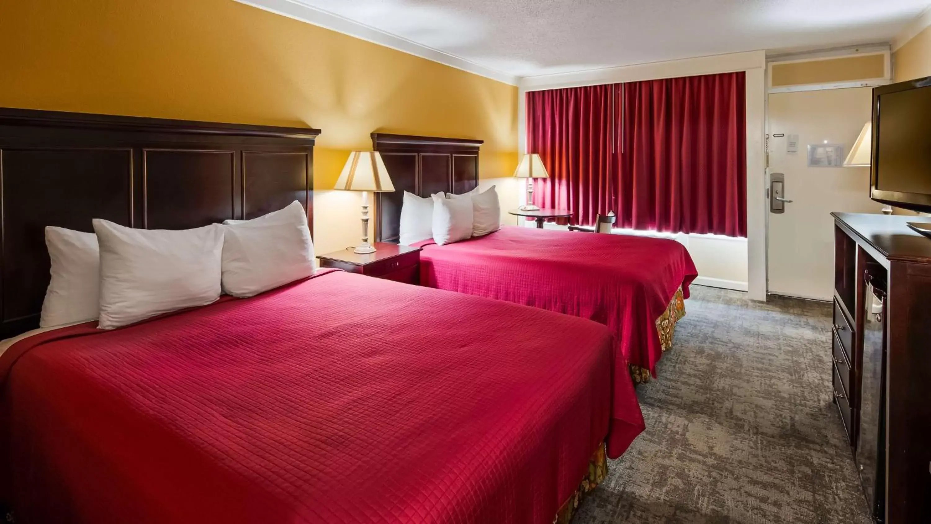 Bathroom, Bed in Osage Creek Lodge