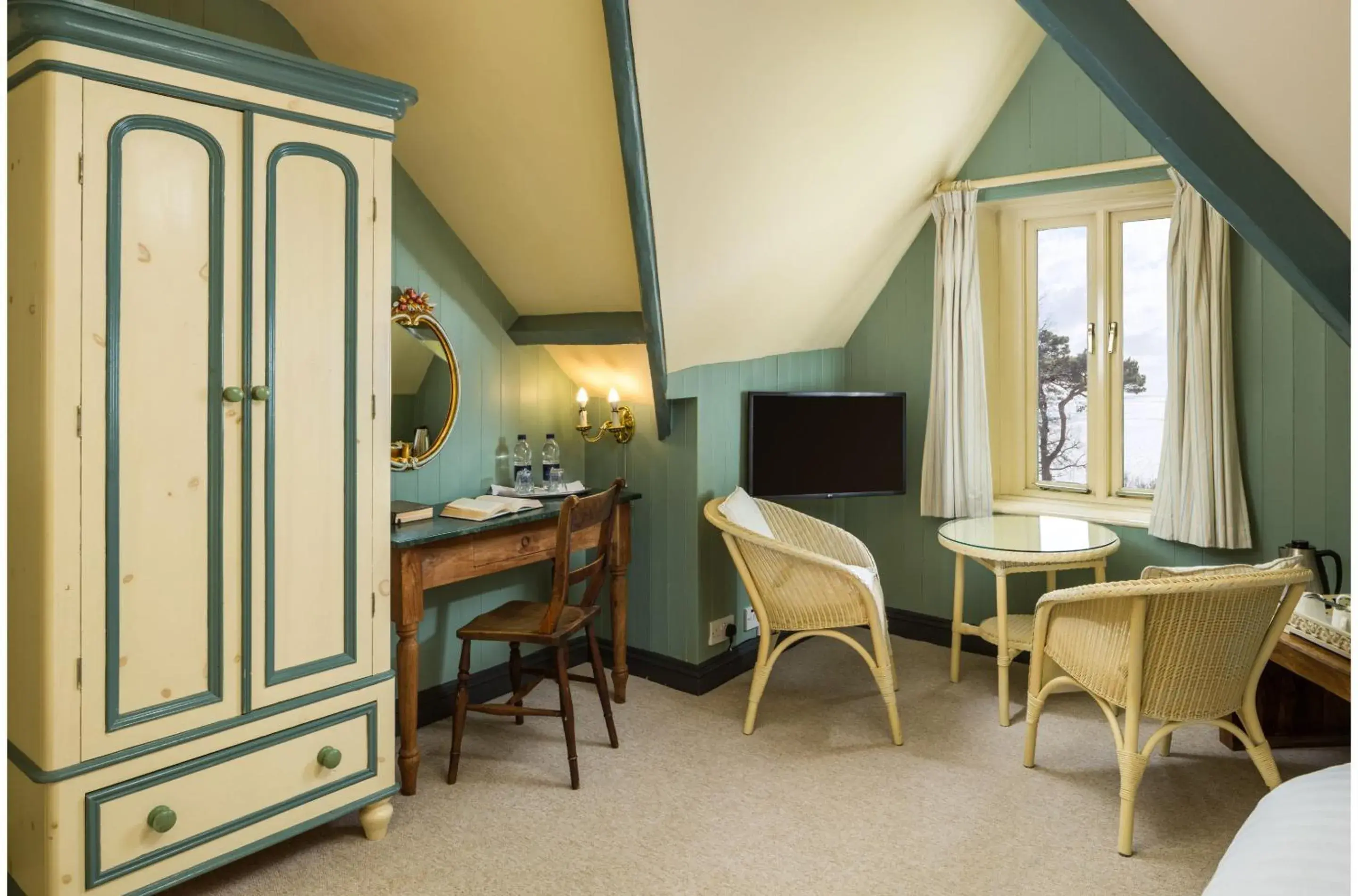 Bedroom, Seating Area in OYO Orestone Manor