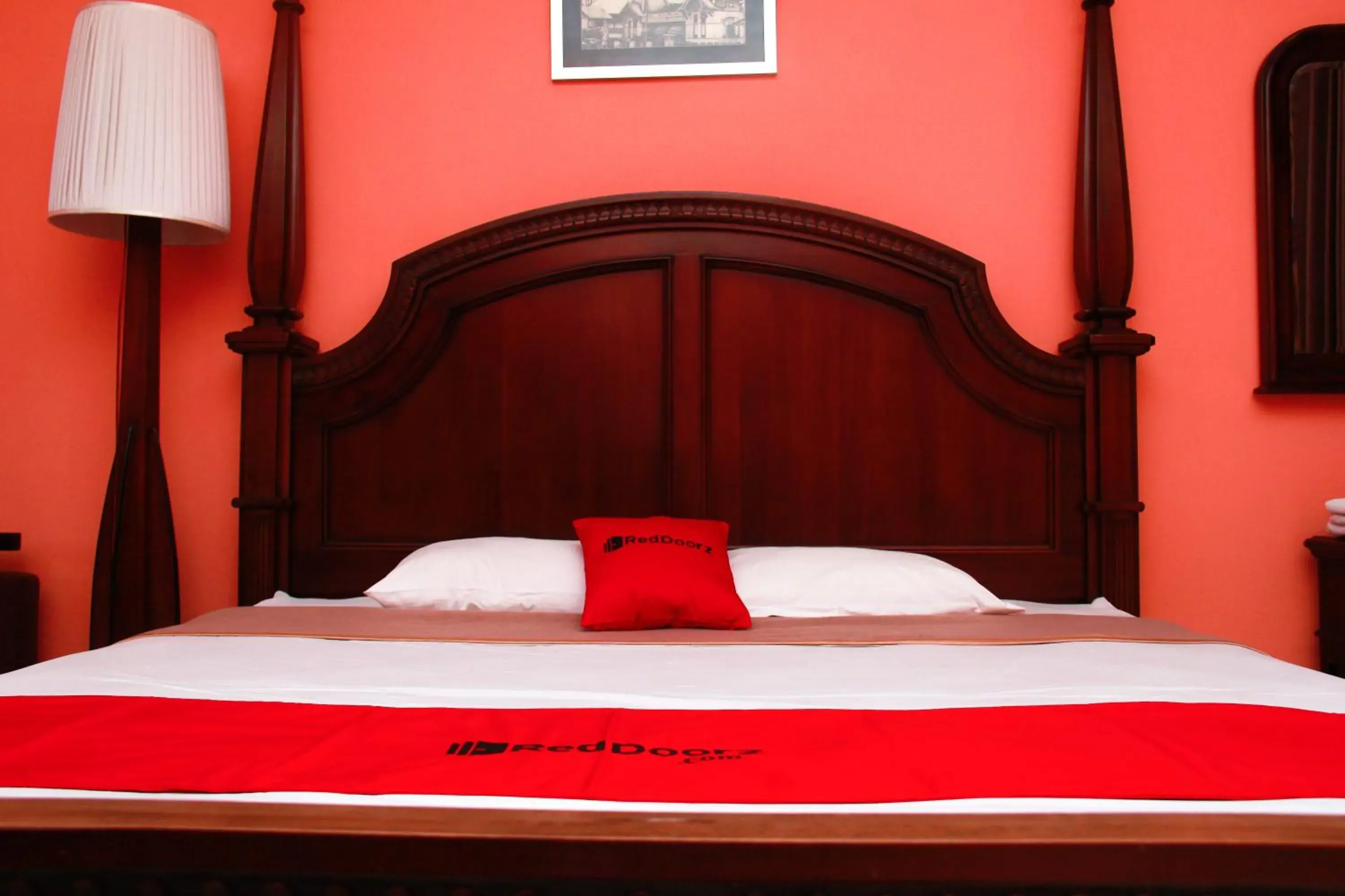 Bedroom, Bed in RedDoorz @ Sersan Bajuri