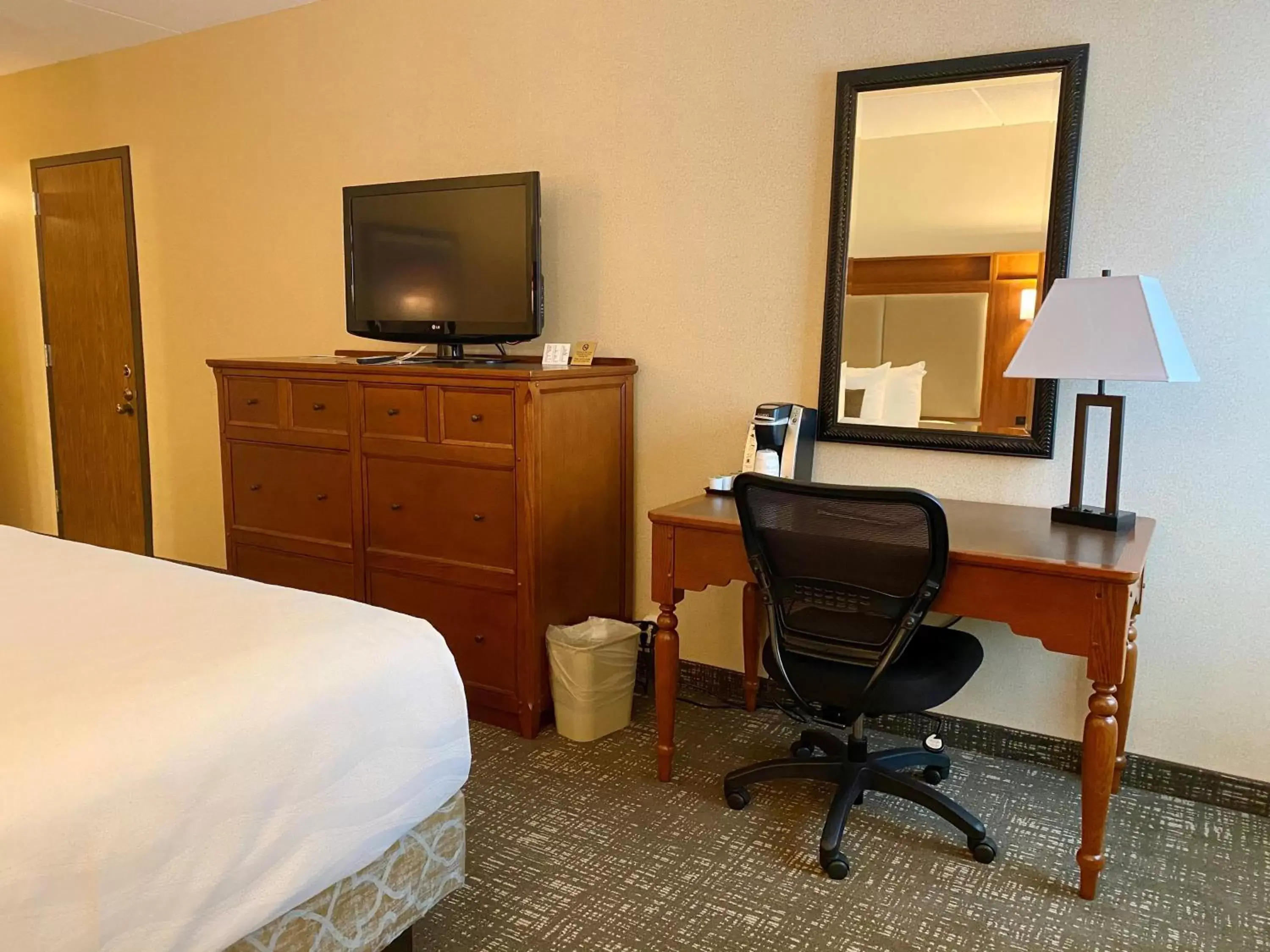 Bedroom, TV/Entertainment Center in Best Western Plus Waterbury - Stowe