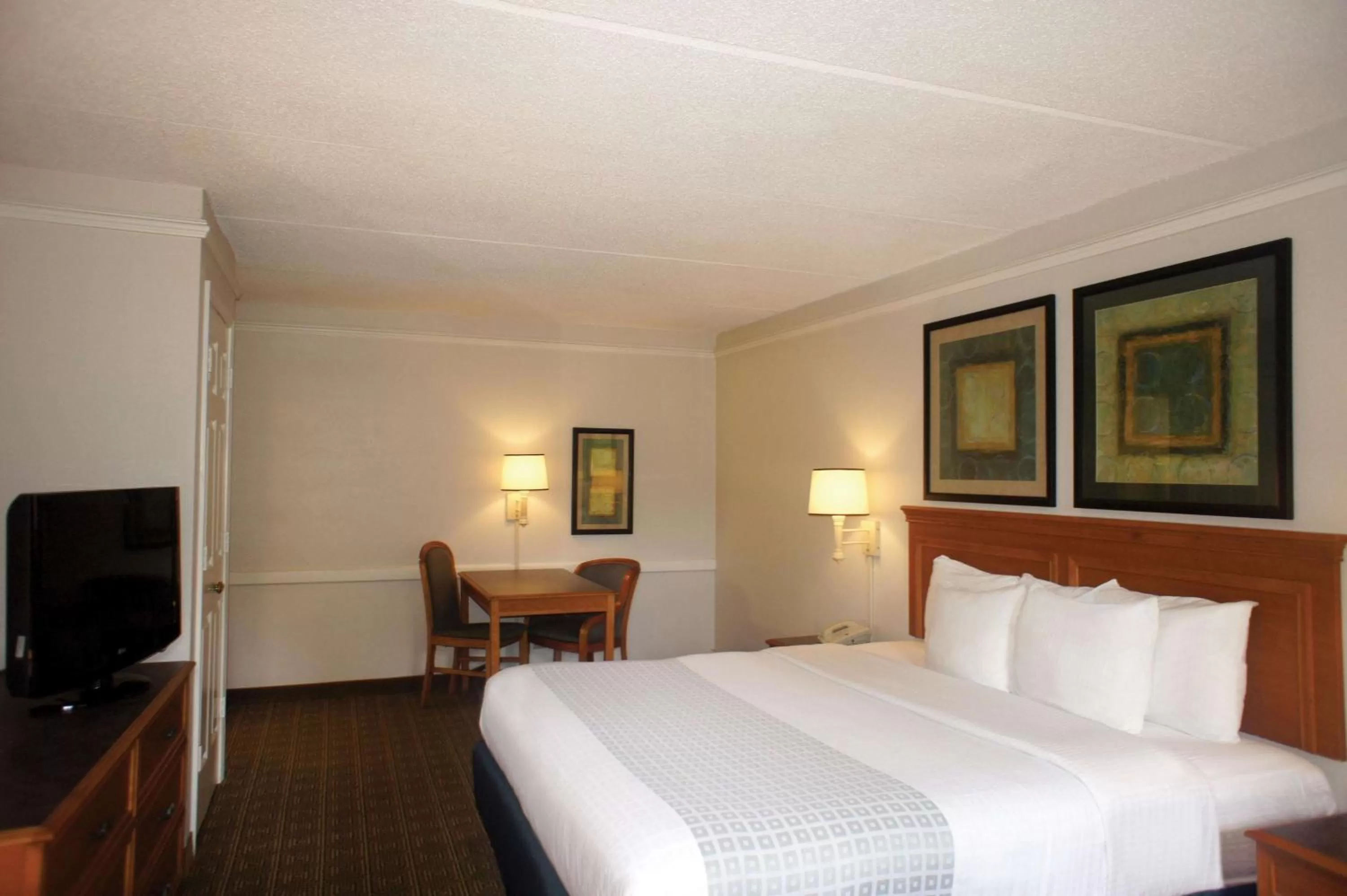 Photo of the whole room, Bed in La Quinta Inn by Wyndham Tallahassee North
