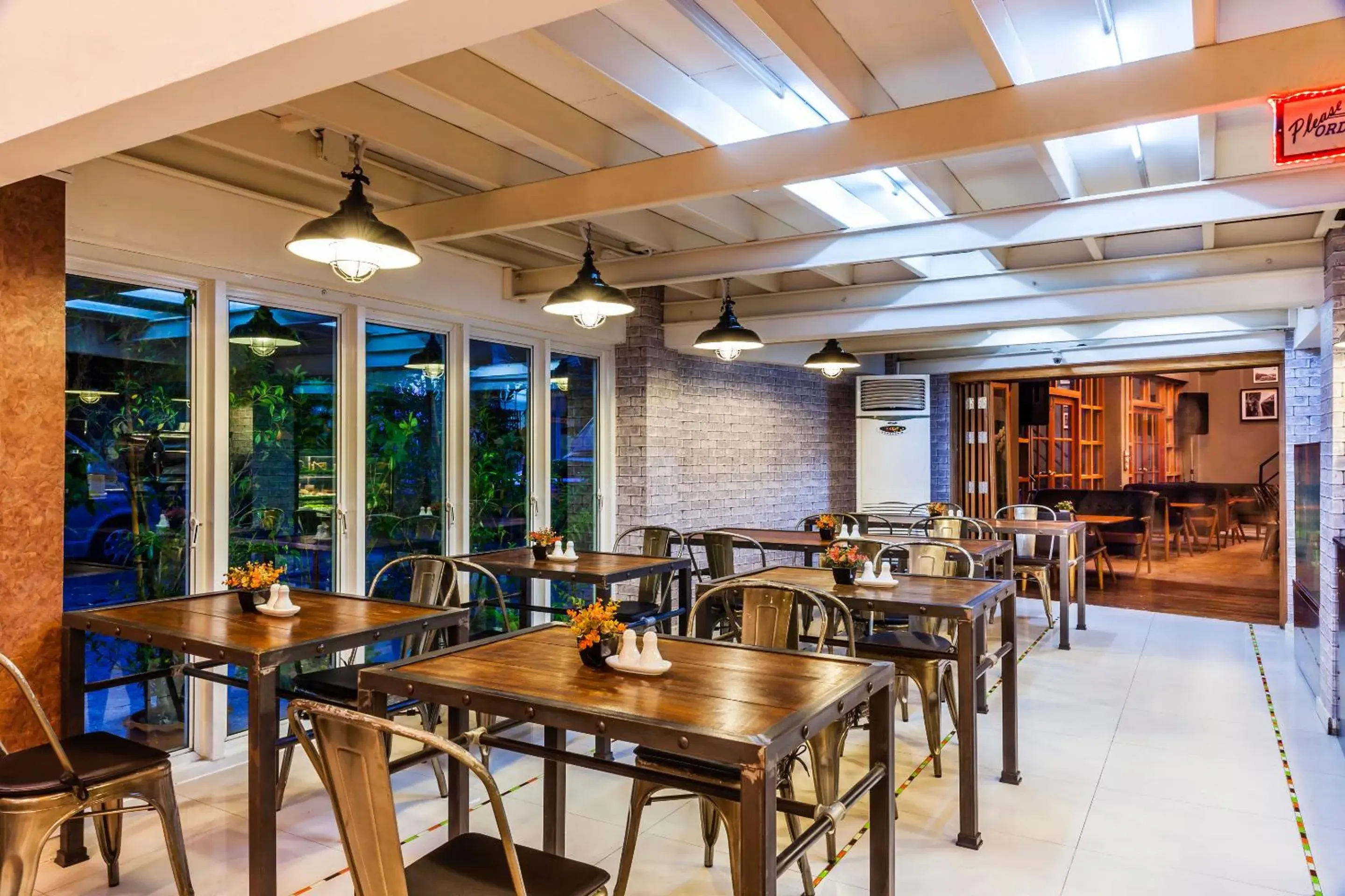 Restaurant/Places to Eat in At Hua Lamphong Hotel