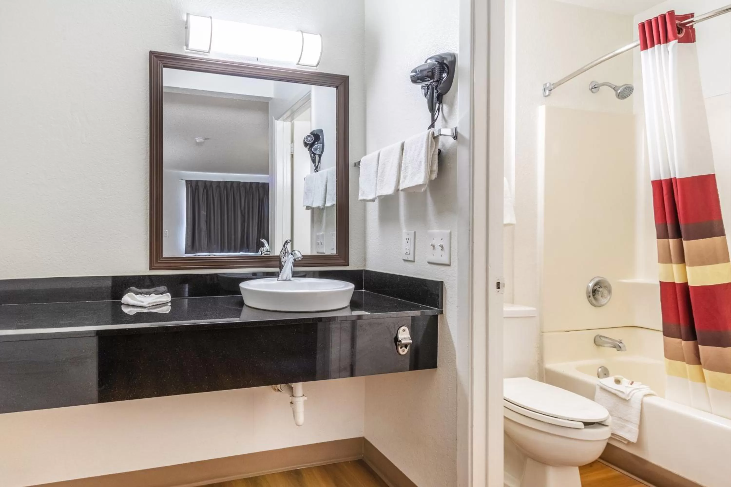 Bathroom in Red Roof Inn Phoenix- Midtown