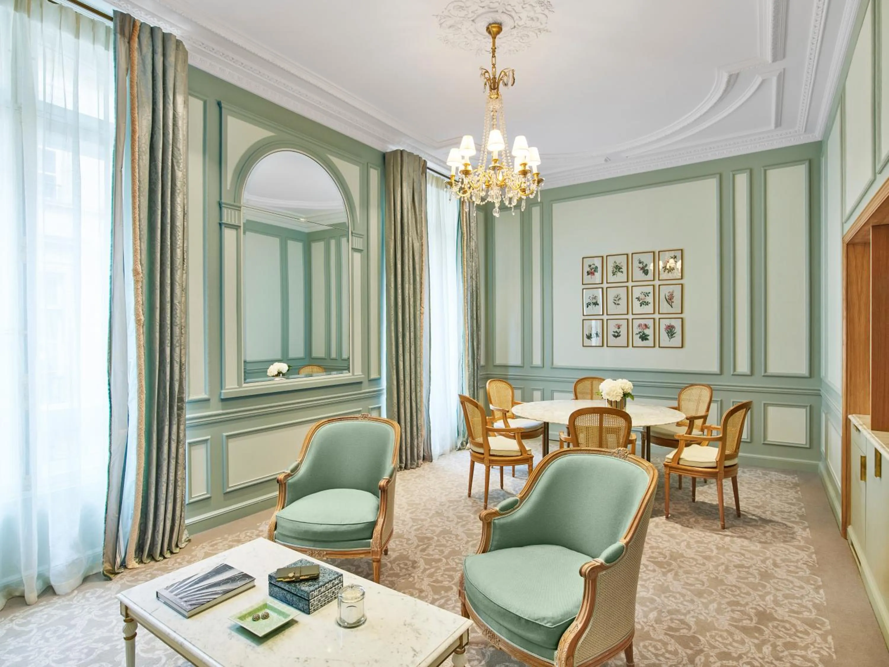 Bedroom in Le Meurice – Dorchester Collection