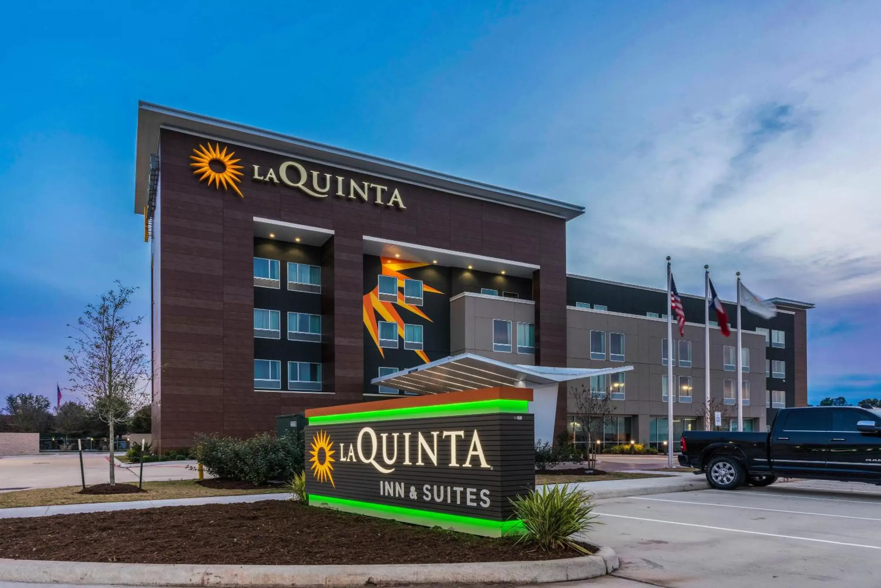 Property building, Property Logo/Sign in La Quinta Inn and Suites by Wyndham Houston Spring South