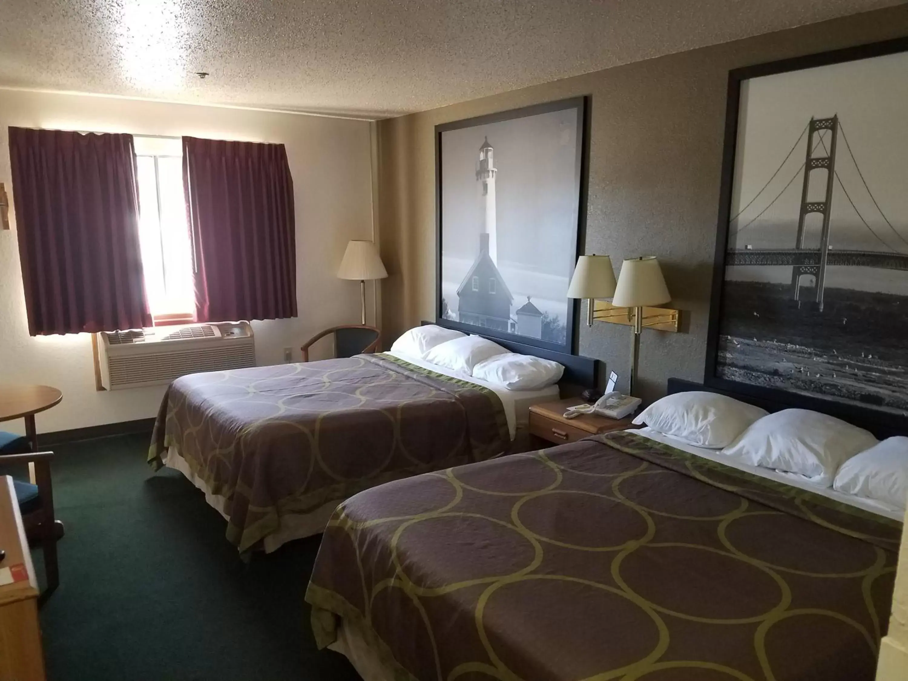 Photo of the whole room, Bed in Super 8 by Wyndham Houghton Lake