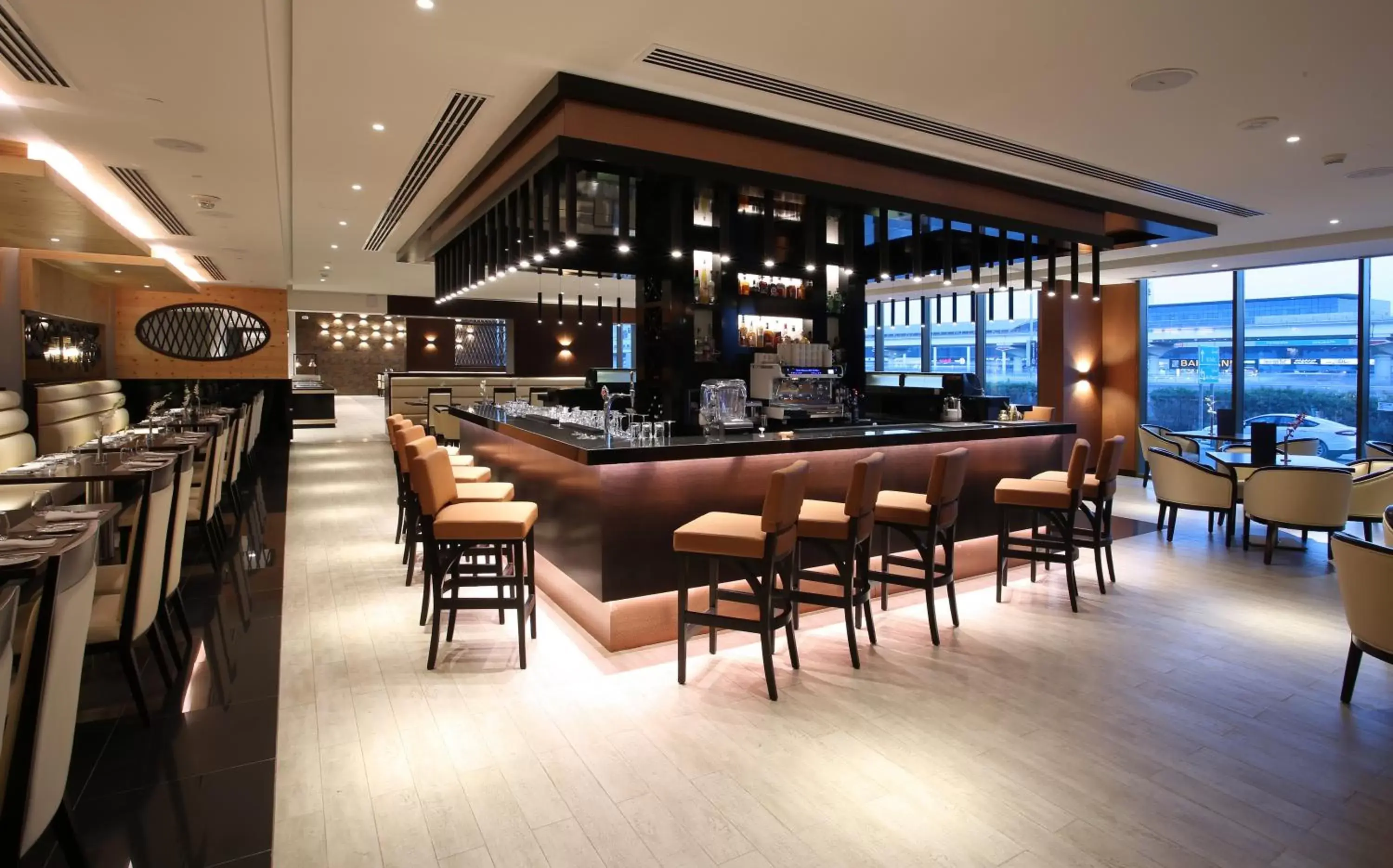 Restaurant/places to eat, Lounge/Bar in Metropolitan Hotel Dubai