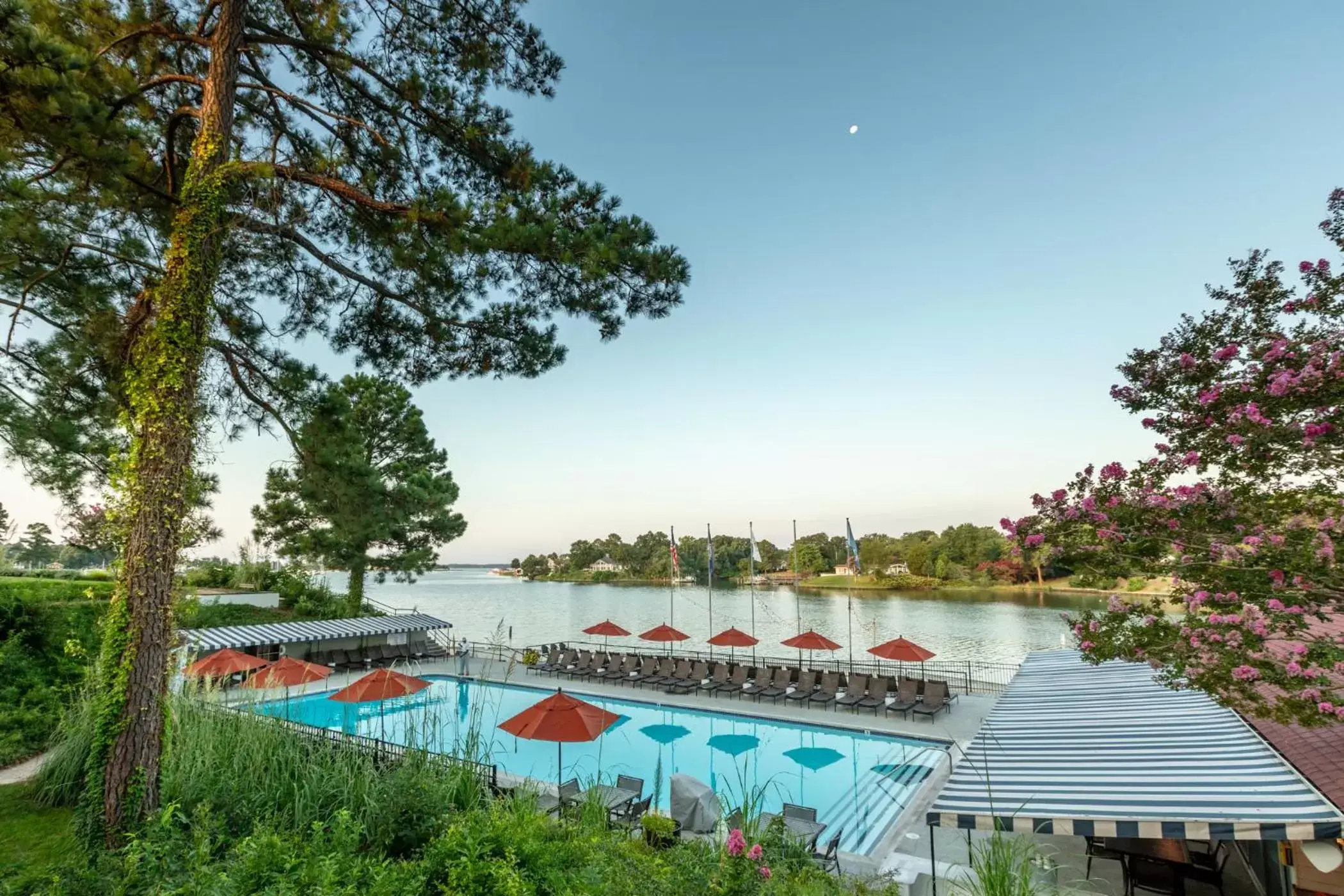 Swimming pool, Pool View in The Tides Inn