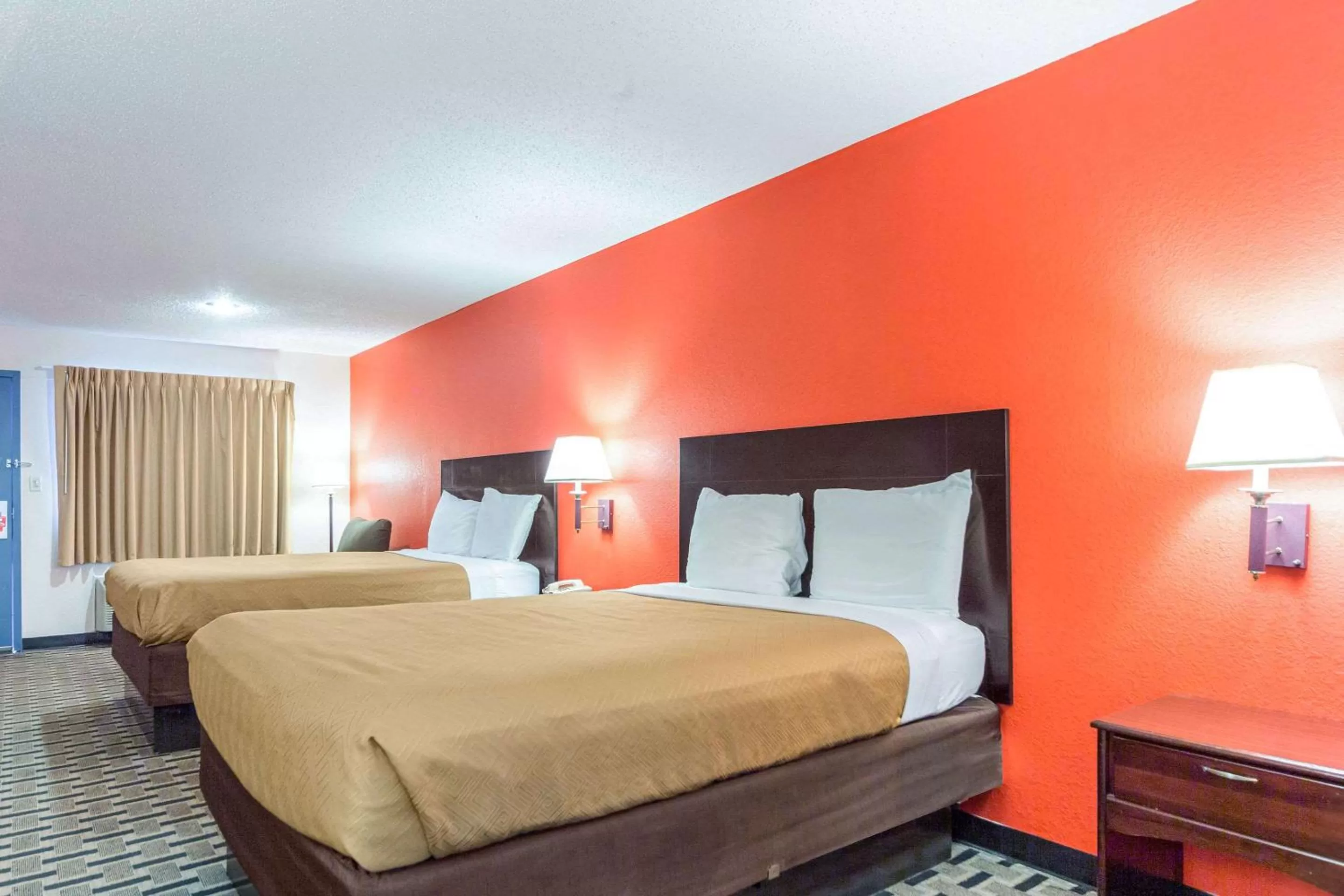 Photo of the whole room, Bed in Econo Lodge Laurel