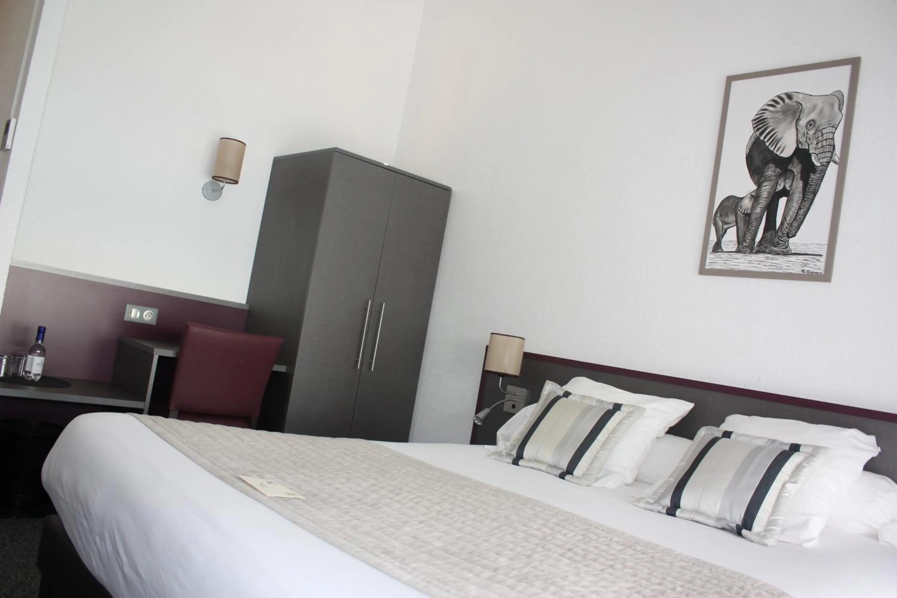 Bed in Logis Hôtel Restaurant La Citadelle