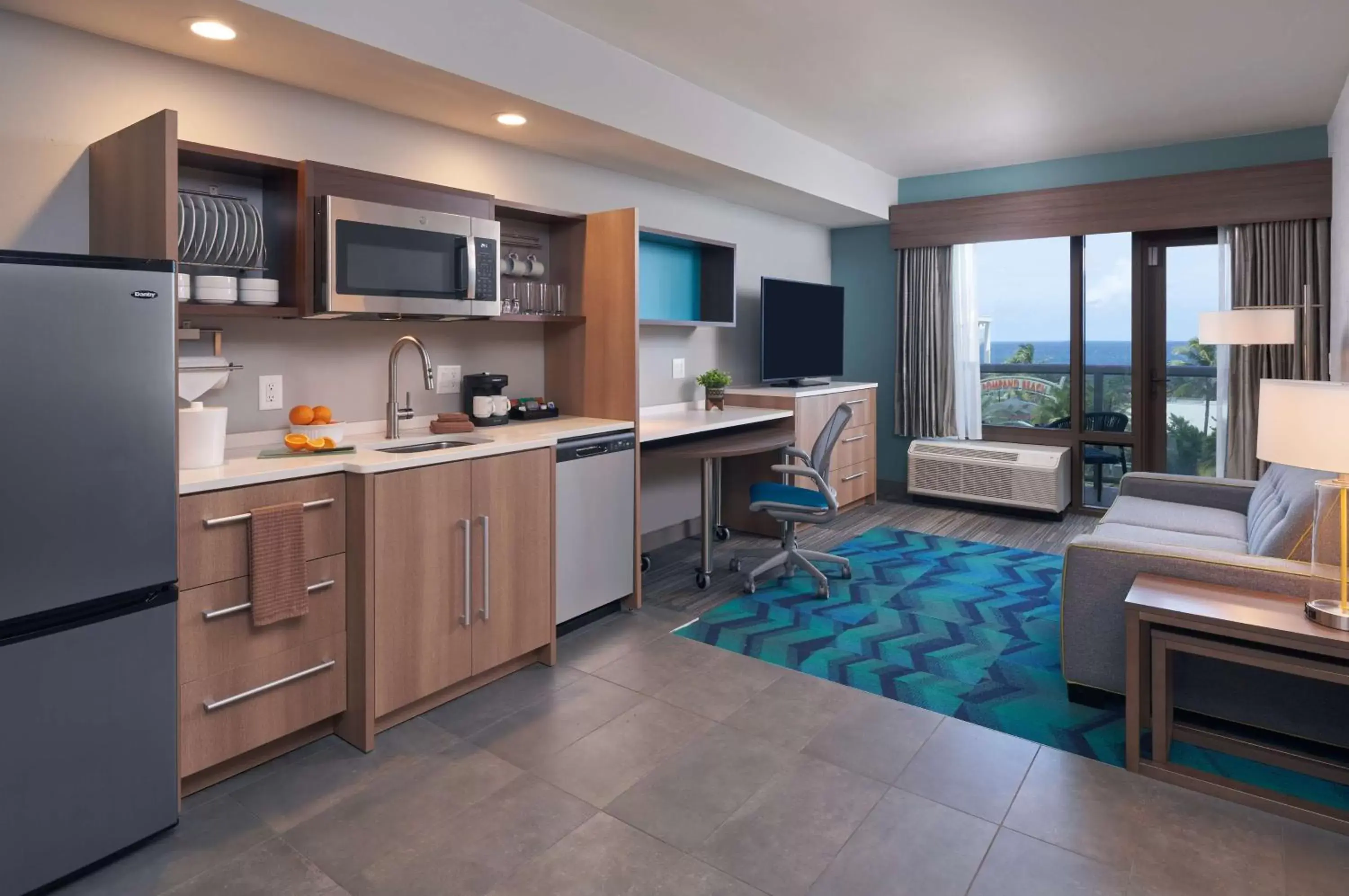 Living room, Kitchen/Kitchenette in Home2 Suites By Hilton Pompano Beach Pier, Fl
