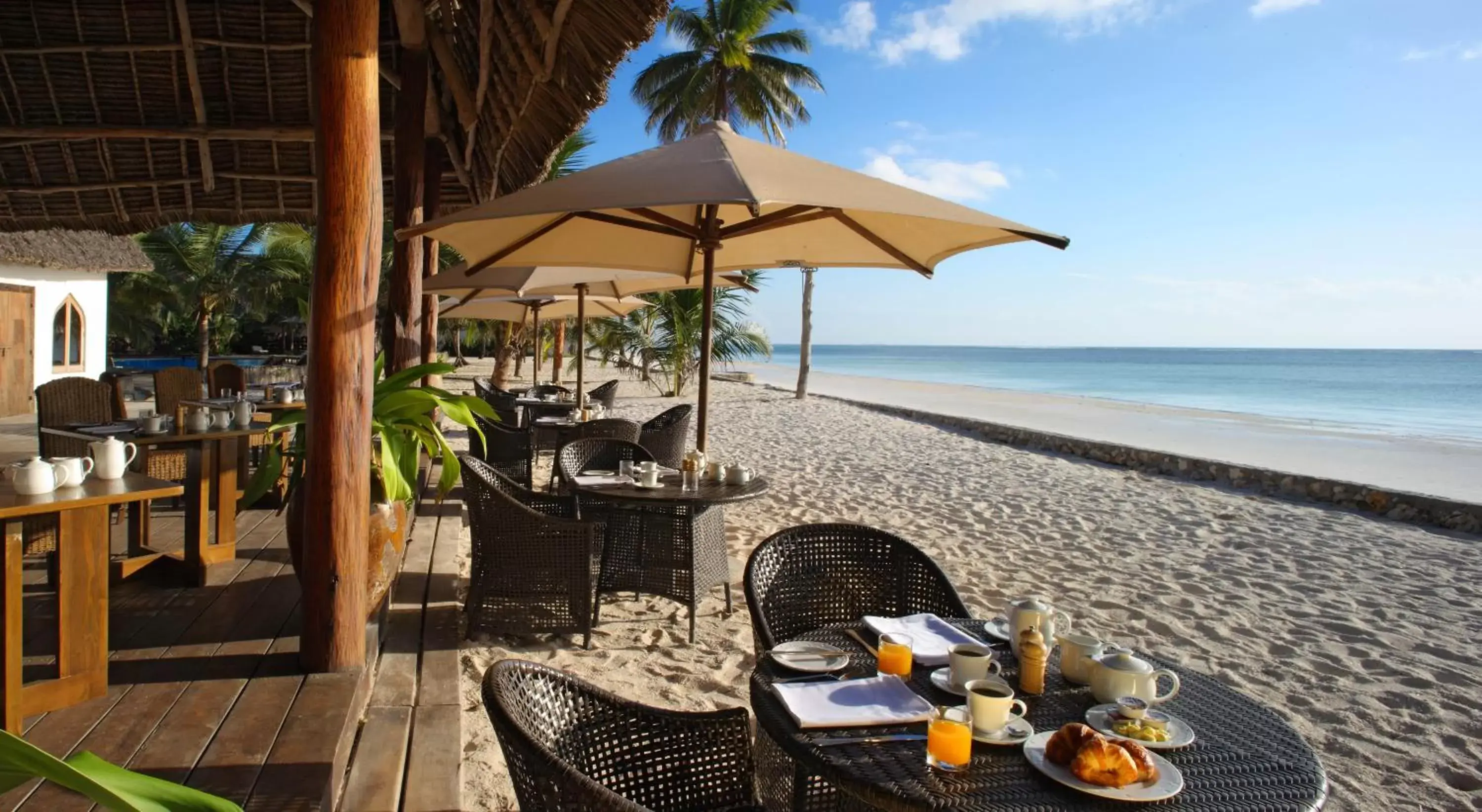 Restaurant/places to eat, Beach in Sultan Sands Island Resort