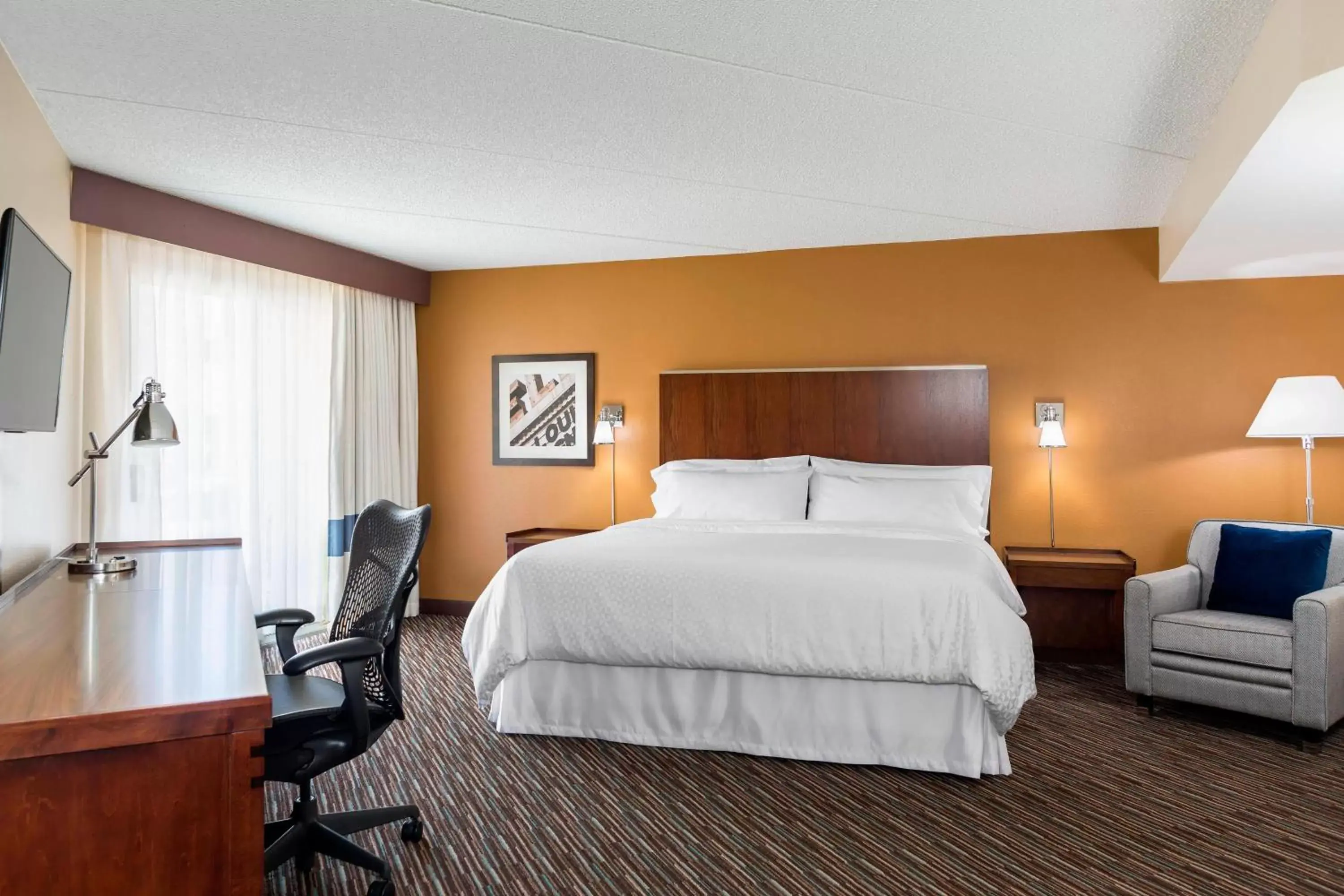 Photo of the whole room, Bed in Four Points by Sheraton Buffalo Grove