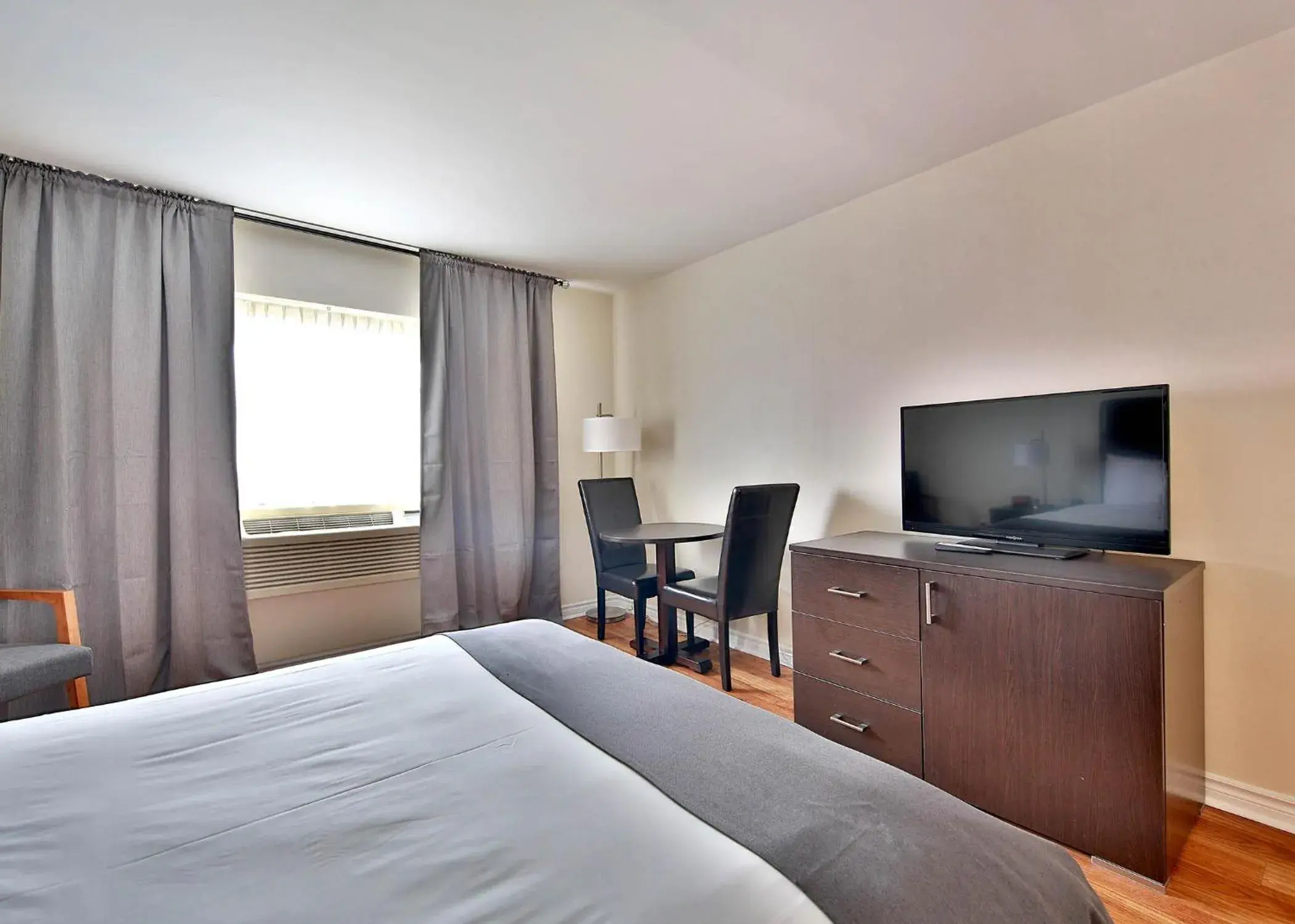 TV and multimedia, TV/Entertainment Center in Hotel Newstar Montreal