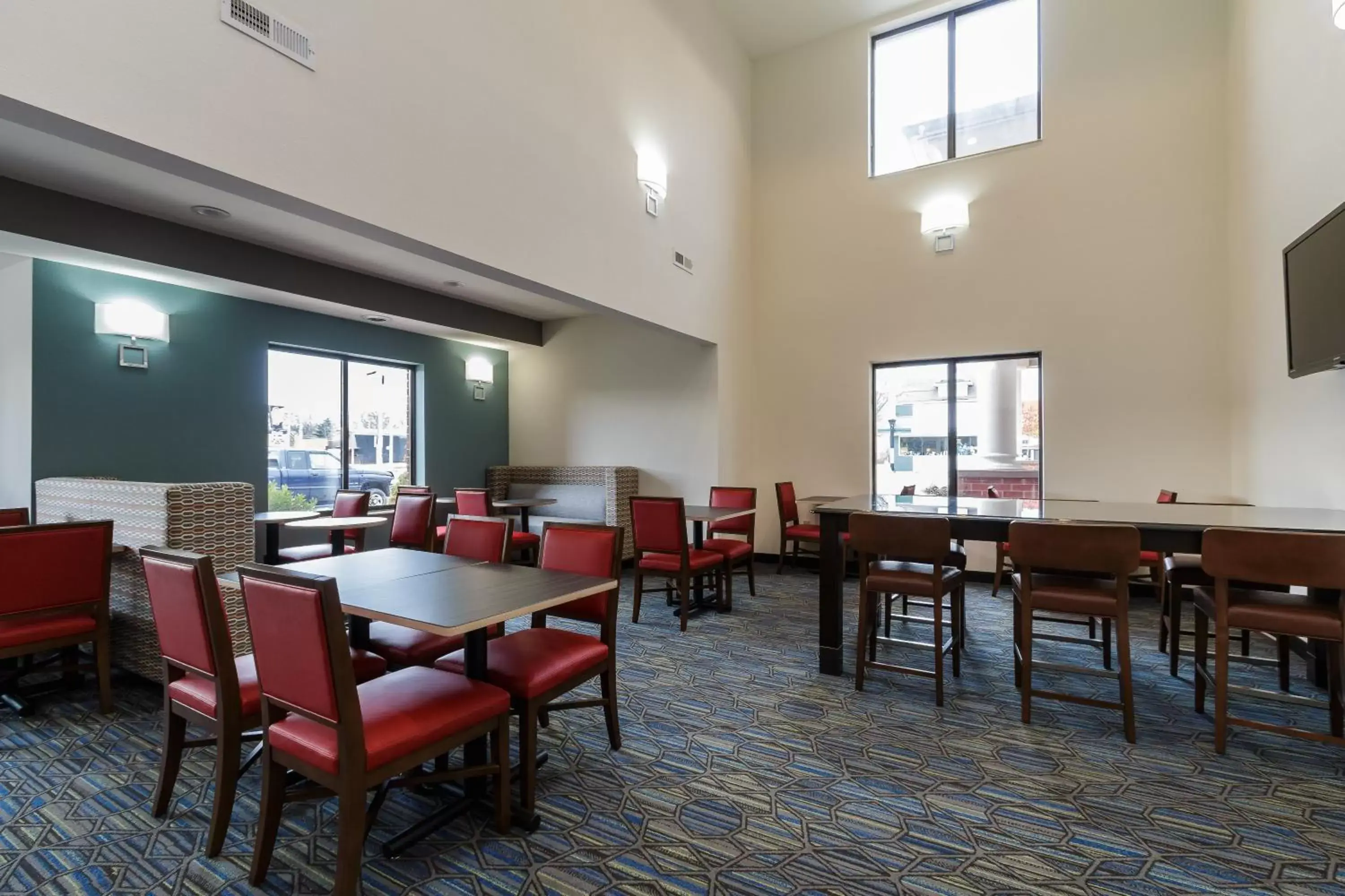 Breakfast, Restaurant/Places to Eat in Holiday Inn Express & Suites - South Bend - Notre Dame Univ.