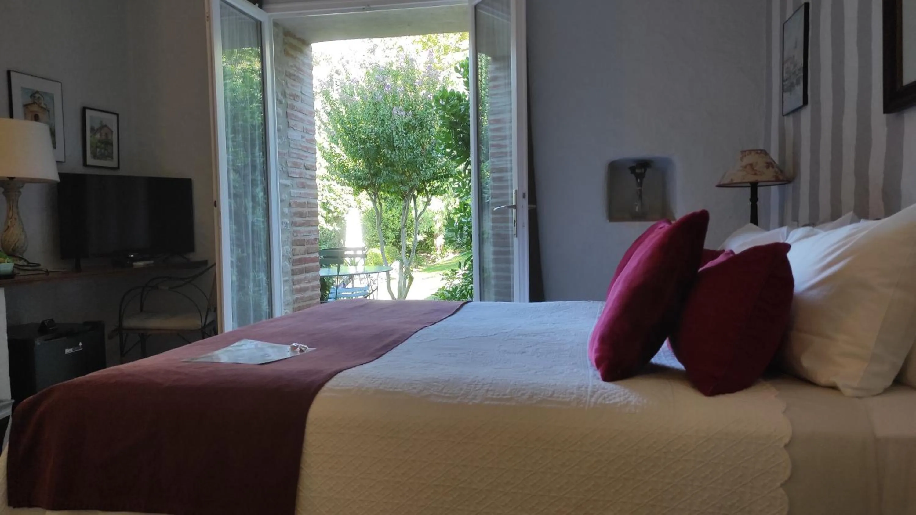 Bed in Hotel Le Mas Trilles