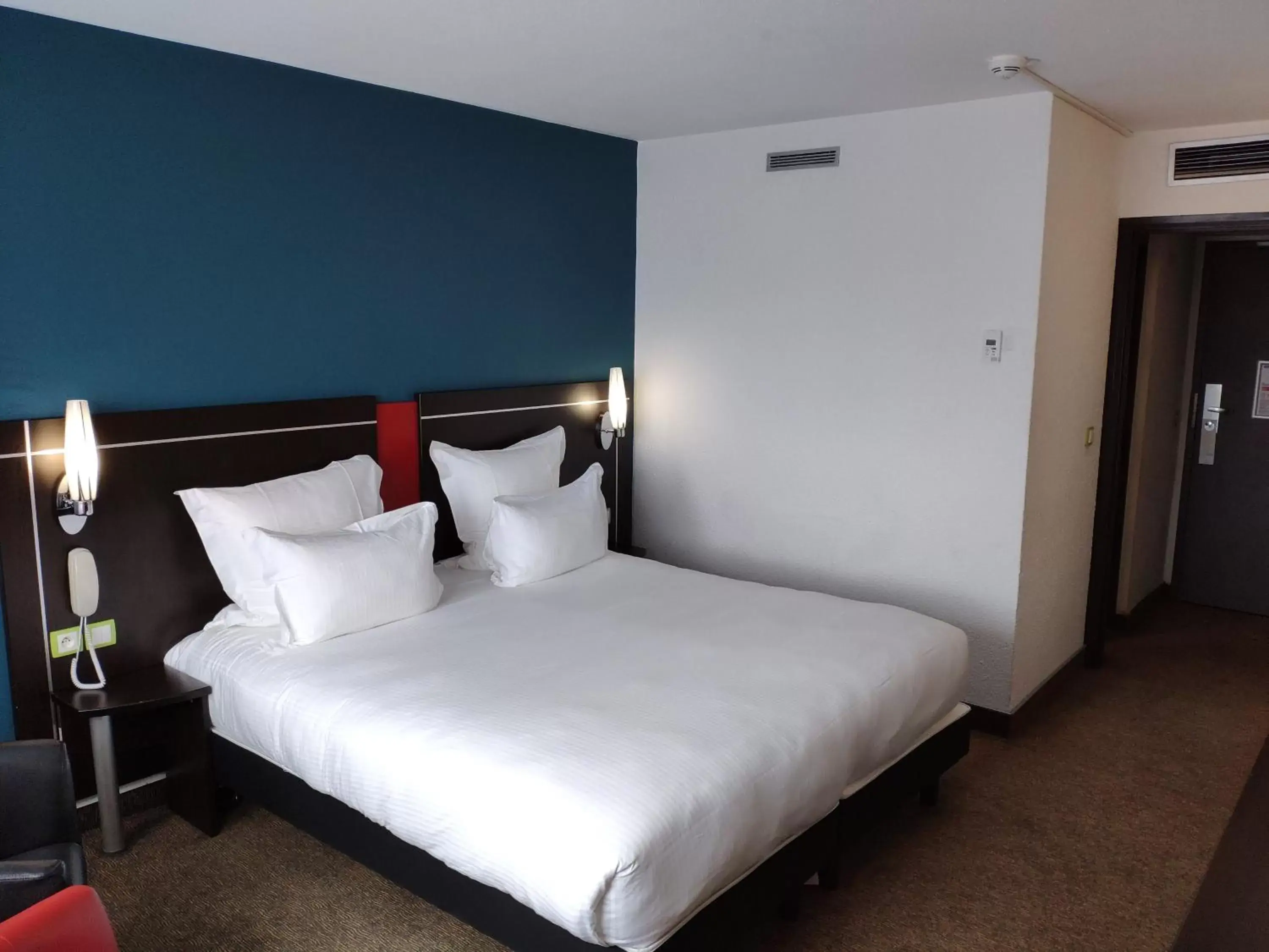 Bed in Golden Tulip Roissy Saint Witz