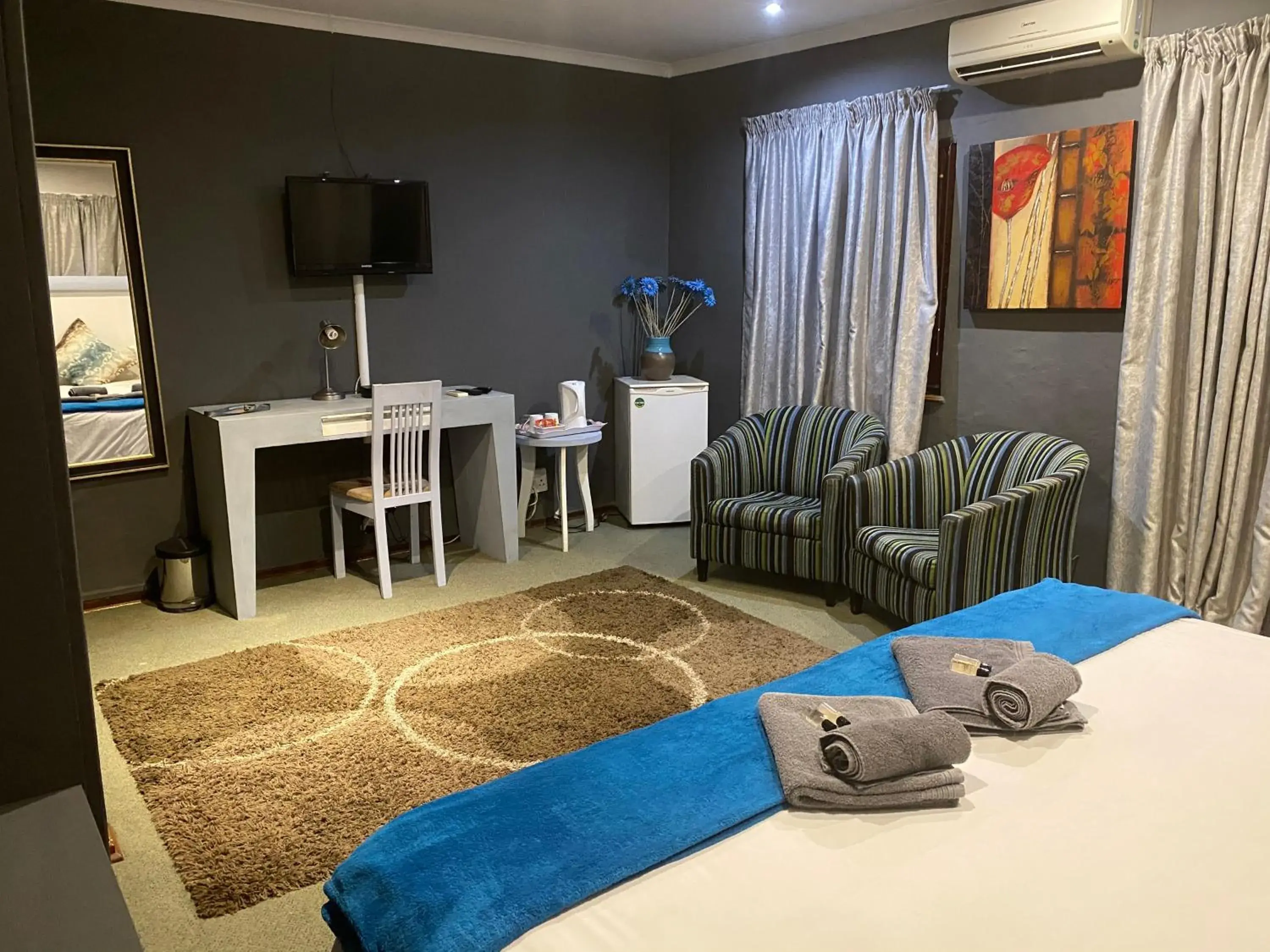 Bedroom, Seating Area in Marion Lodge