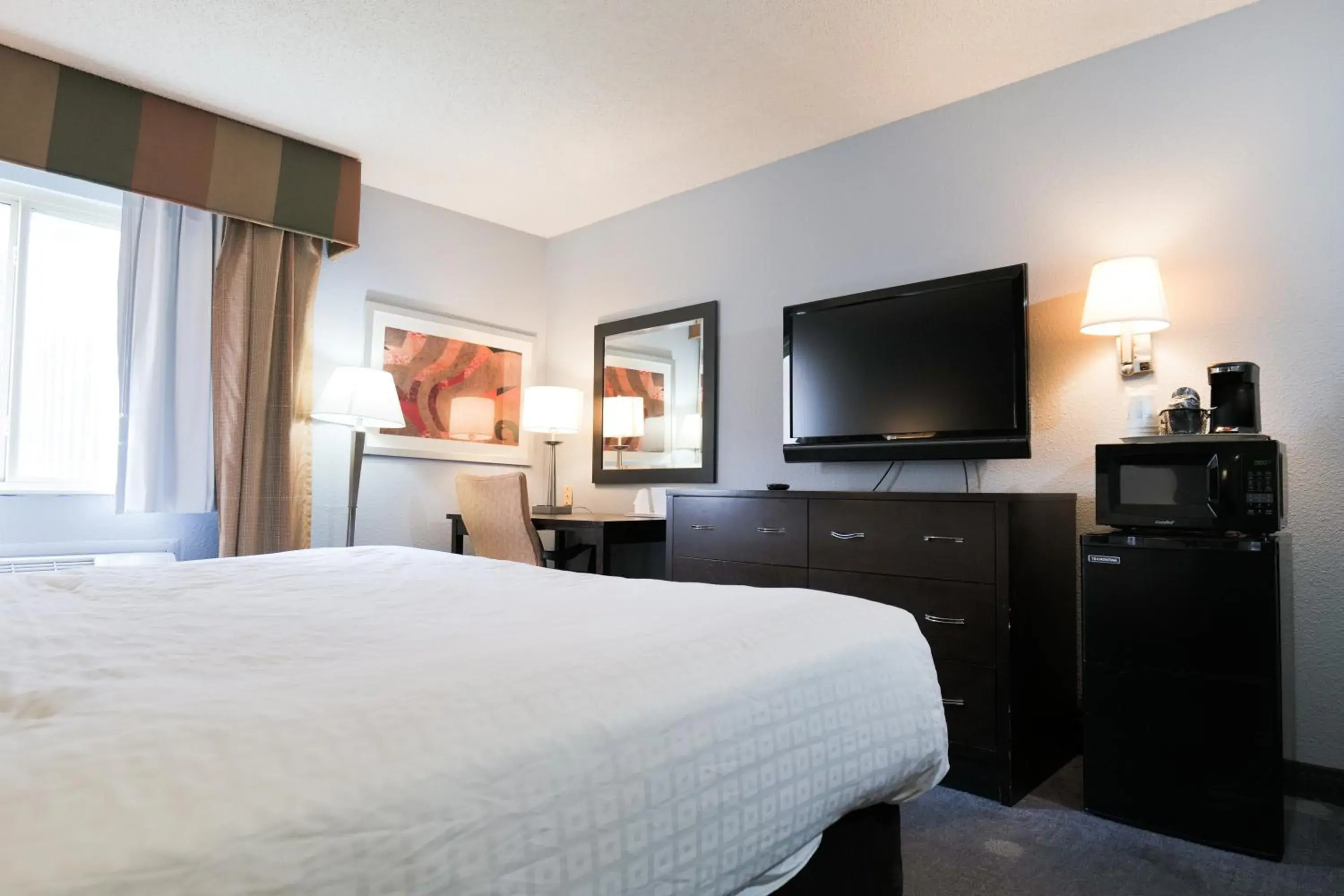 Photo of the whole room, Bed in Baymont by Wyndham Flint Airport North