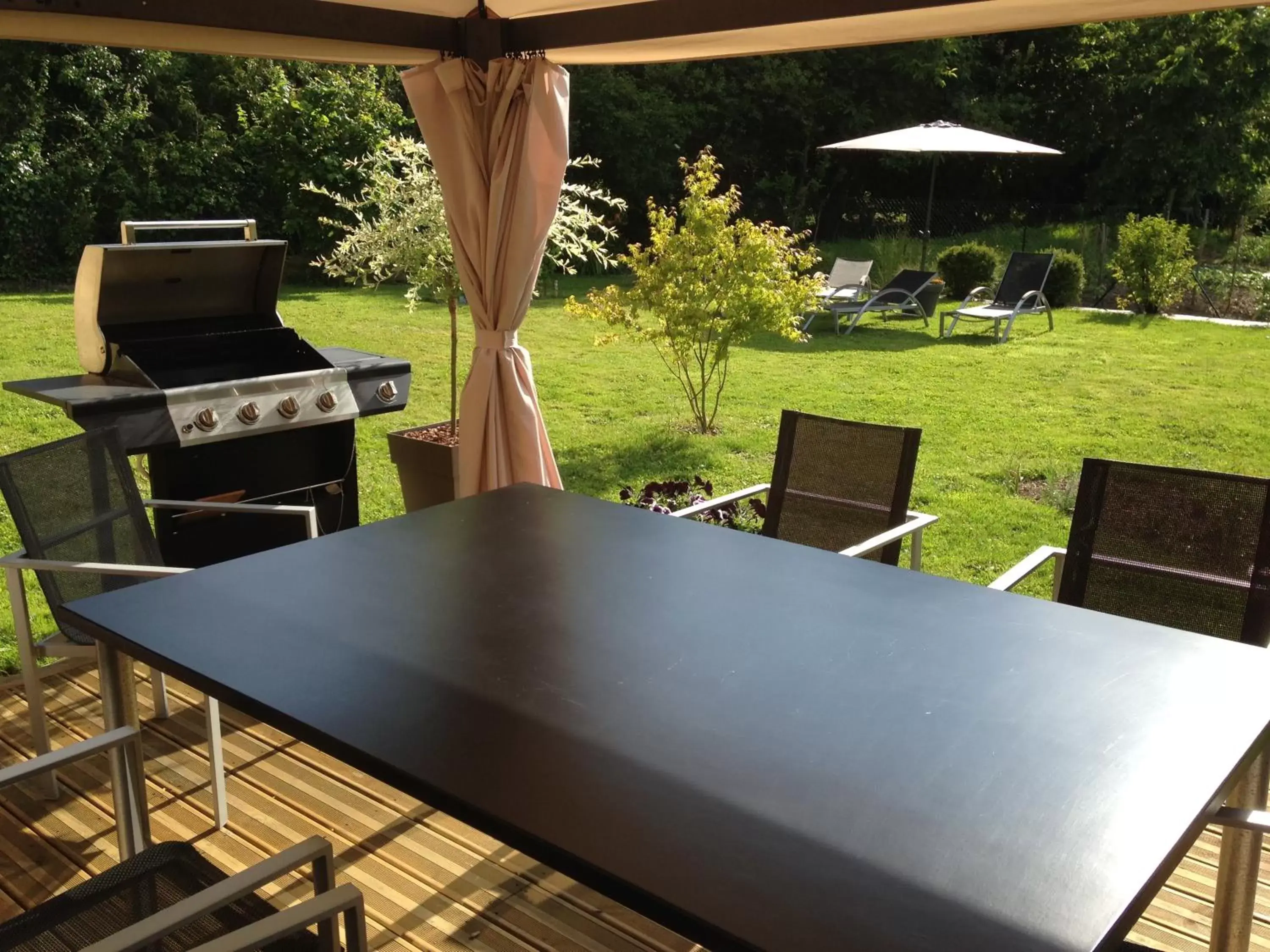 Patio, BBQ Facilities in Les Chambres Lauryvan