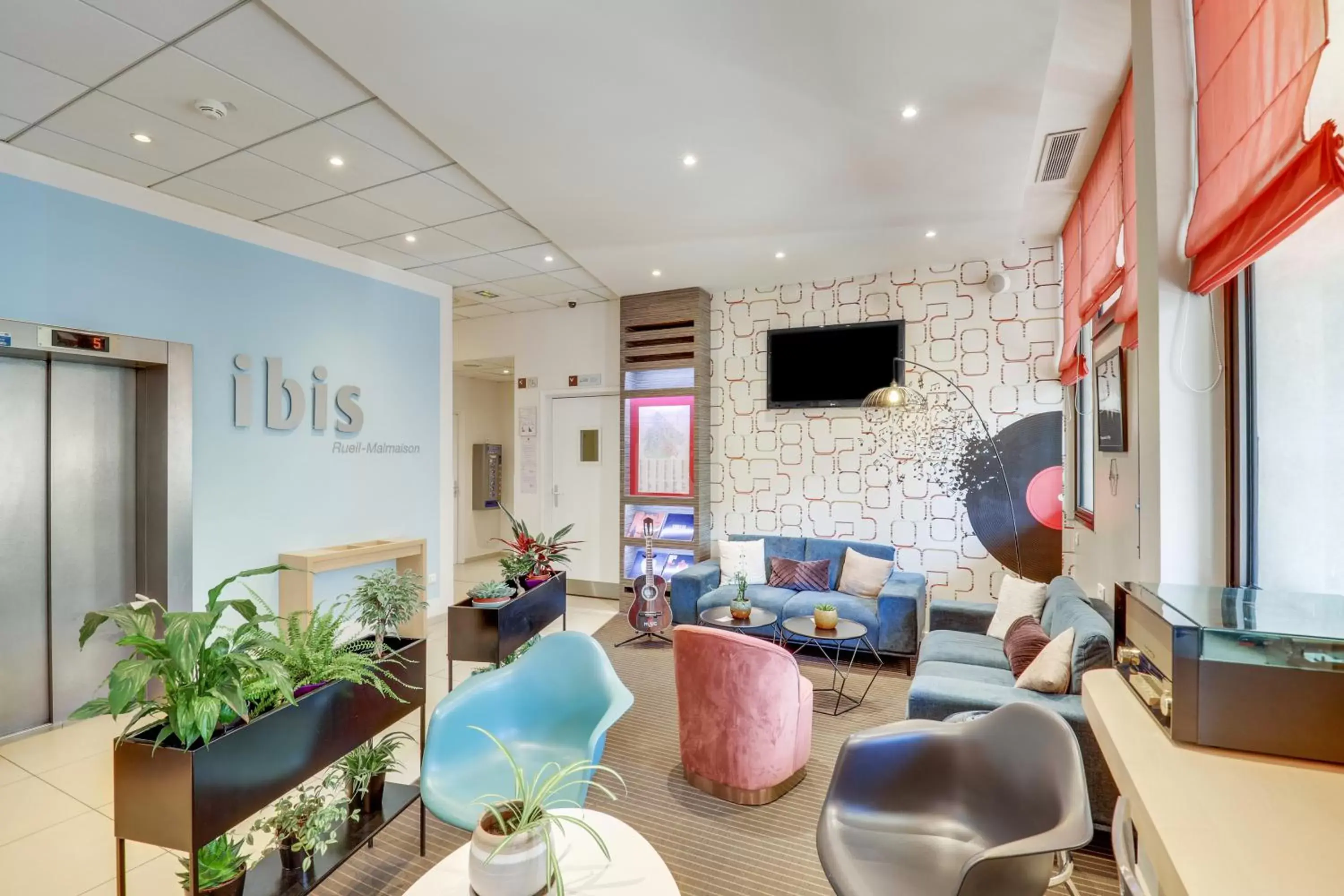 Lounge or bar in ibis Paris Rueil Malmaison