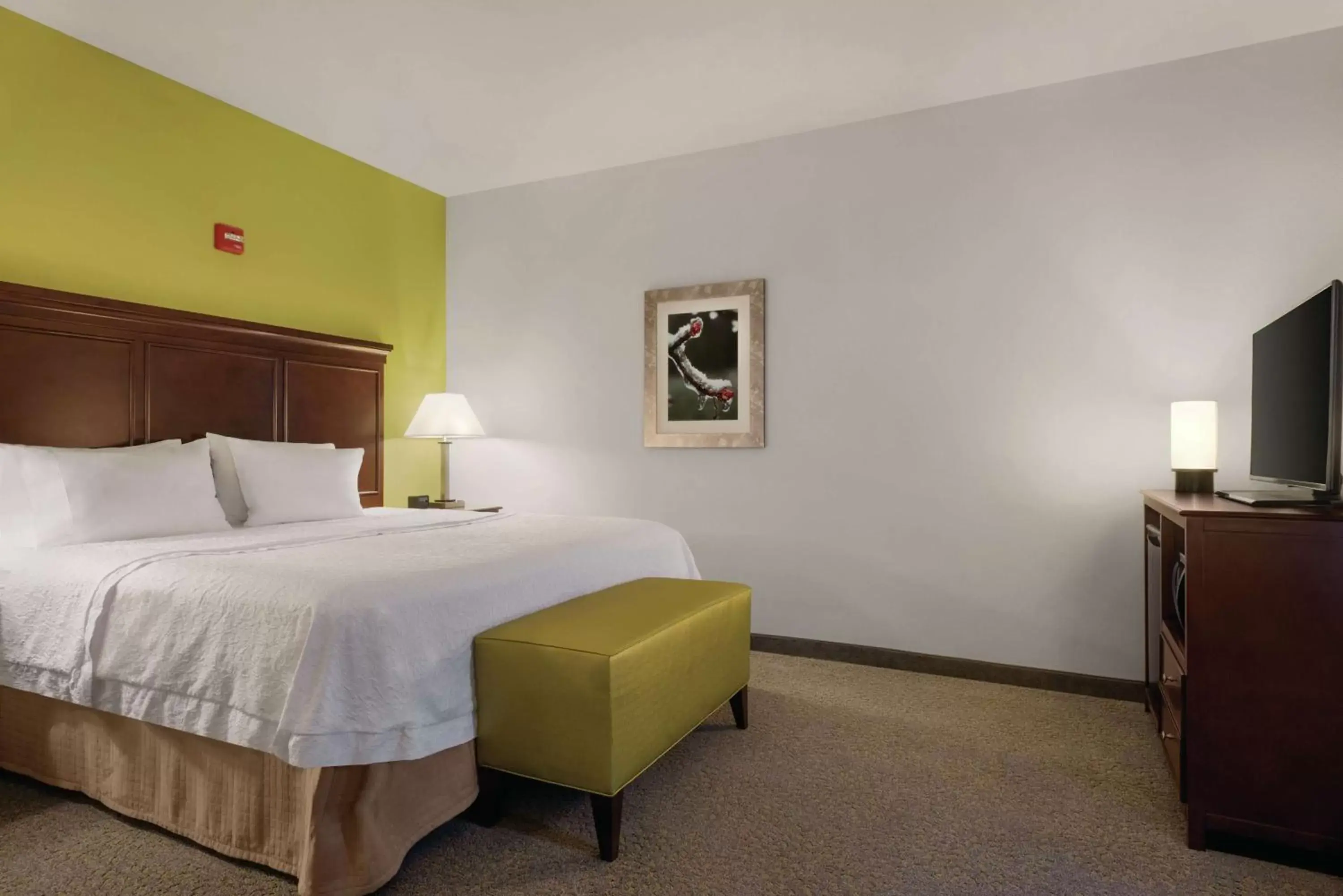 Bed in Hampton Inn & Suites Mishawaka/South Bend at Heritage Square