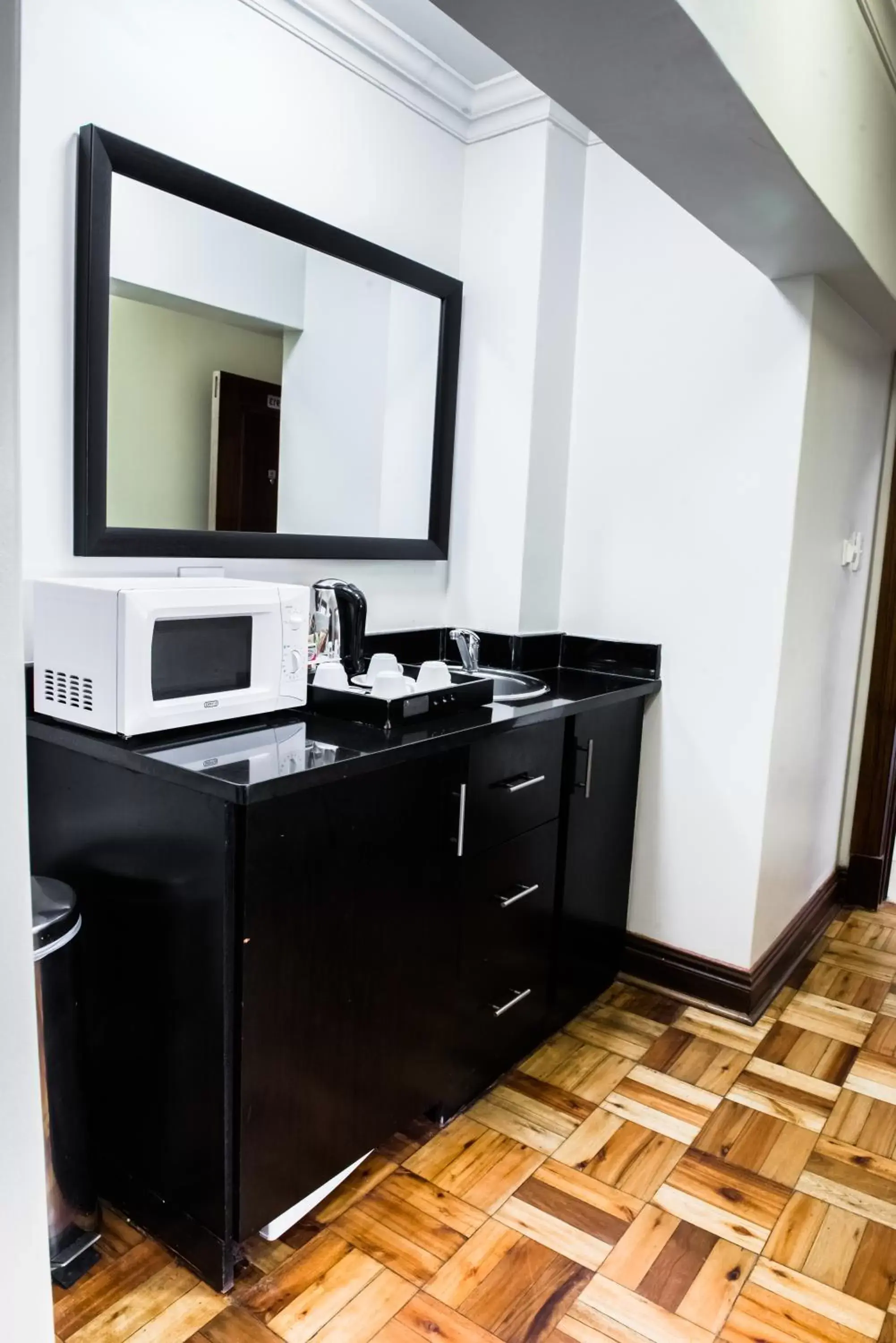 Coffee/tea facilities, Bathroom in Belaire Suites Hotel