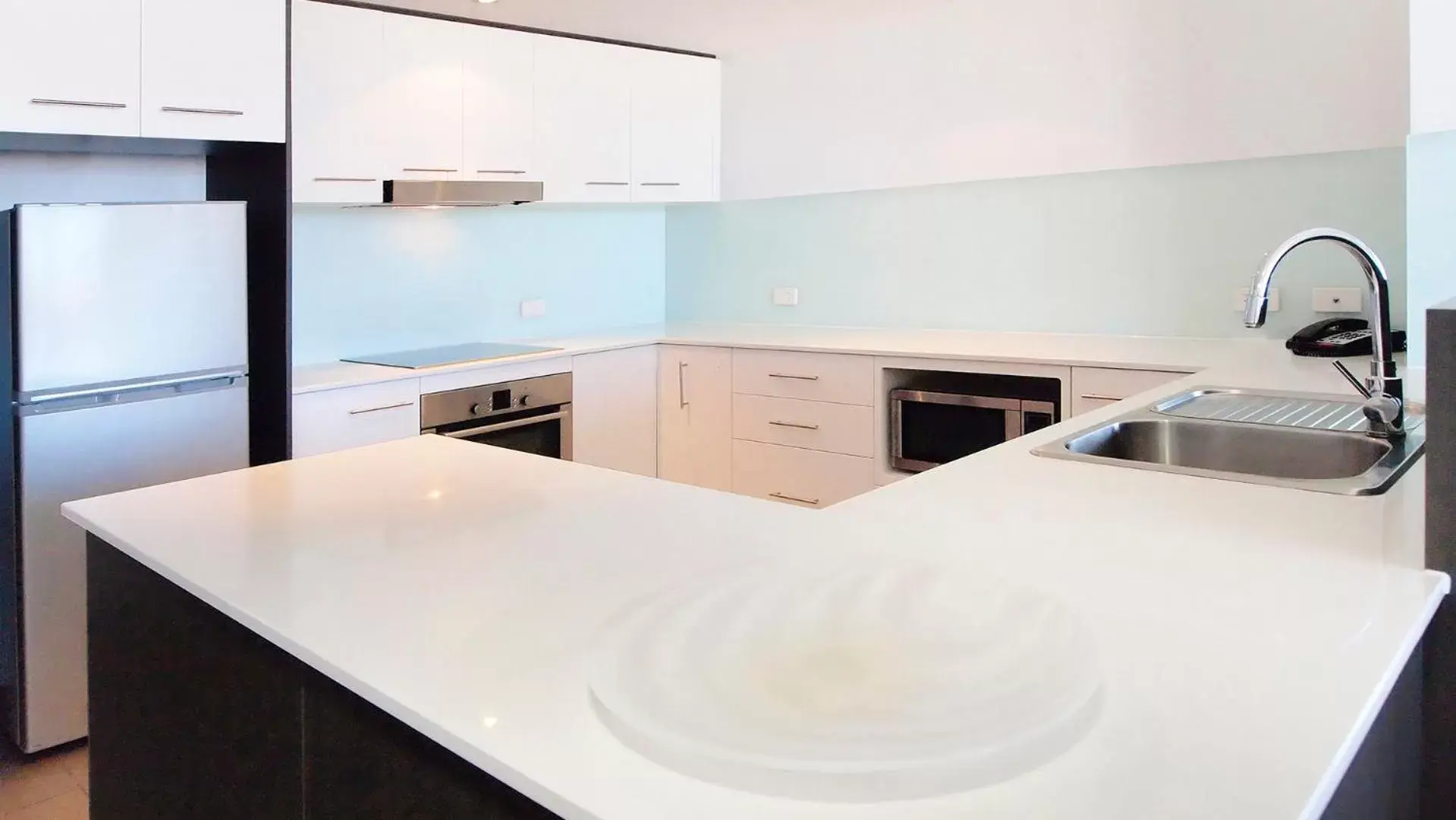 Kitchen or kitchenette, Kitchen/Kitchenette in Oaks Townsville Gateway Suites