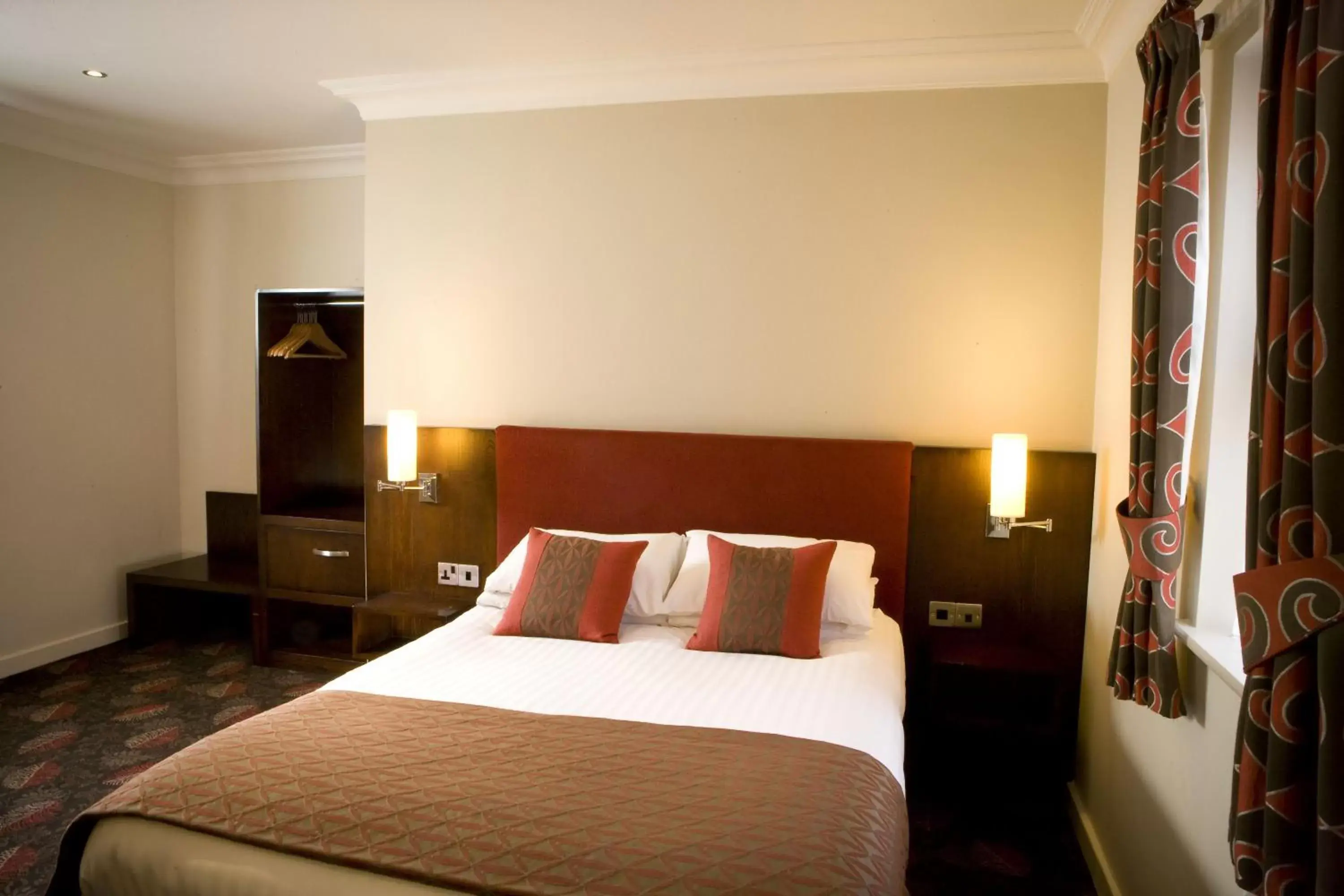 Restaurant/places to eat, Bed in Burntwood Court Hotel