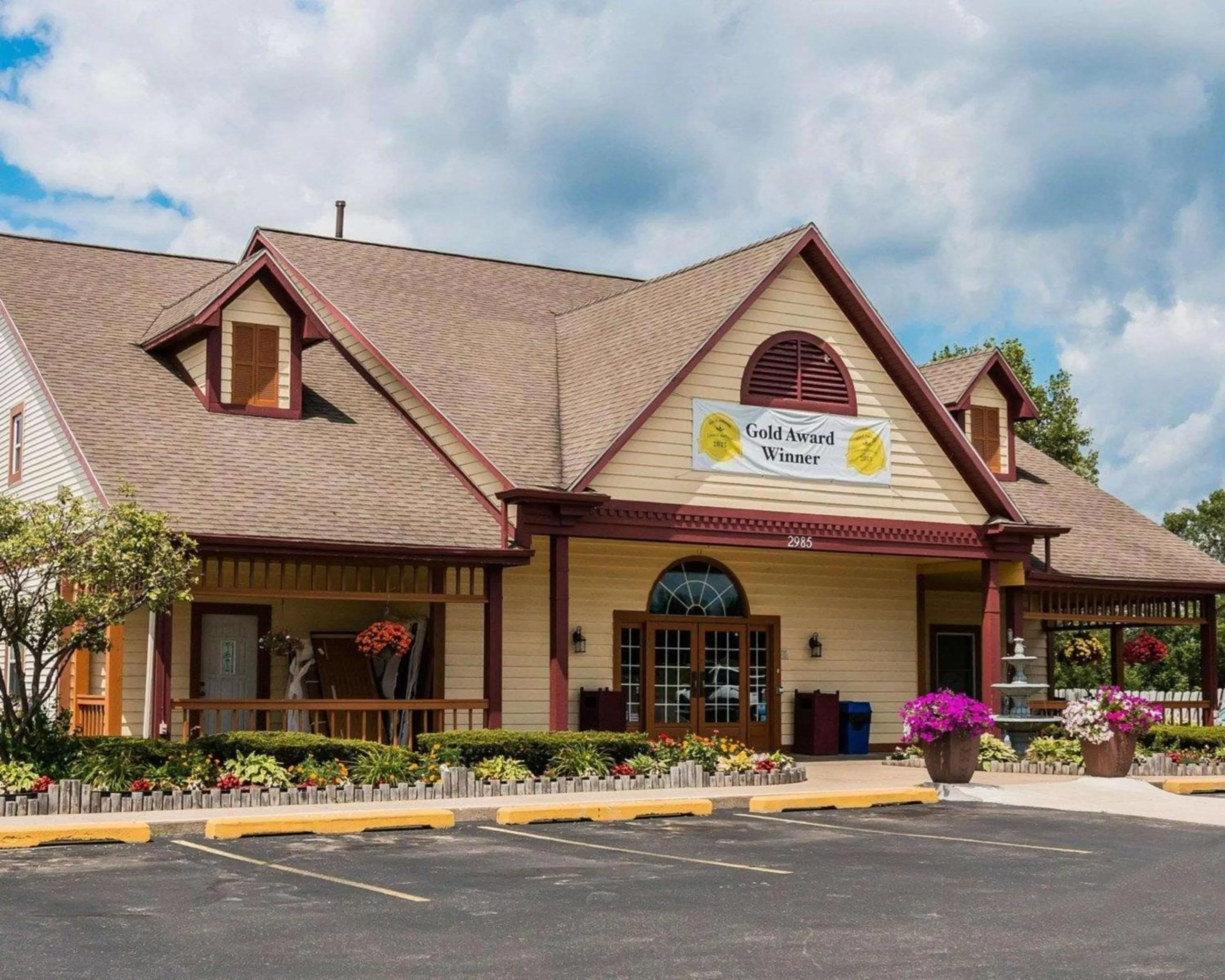 Property building in Econo Lodge & Suites Grand Rapids Airport
