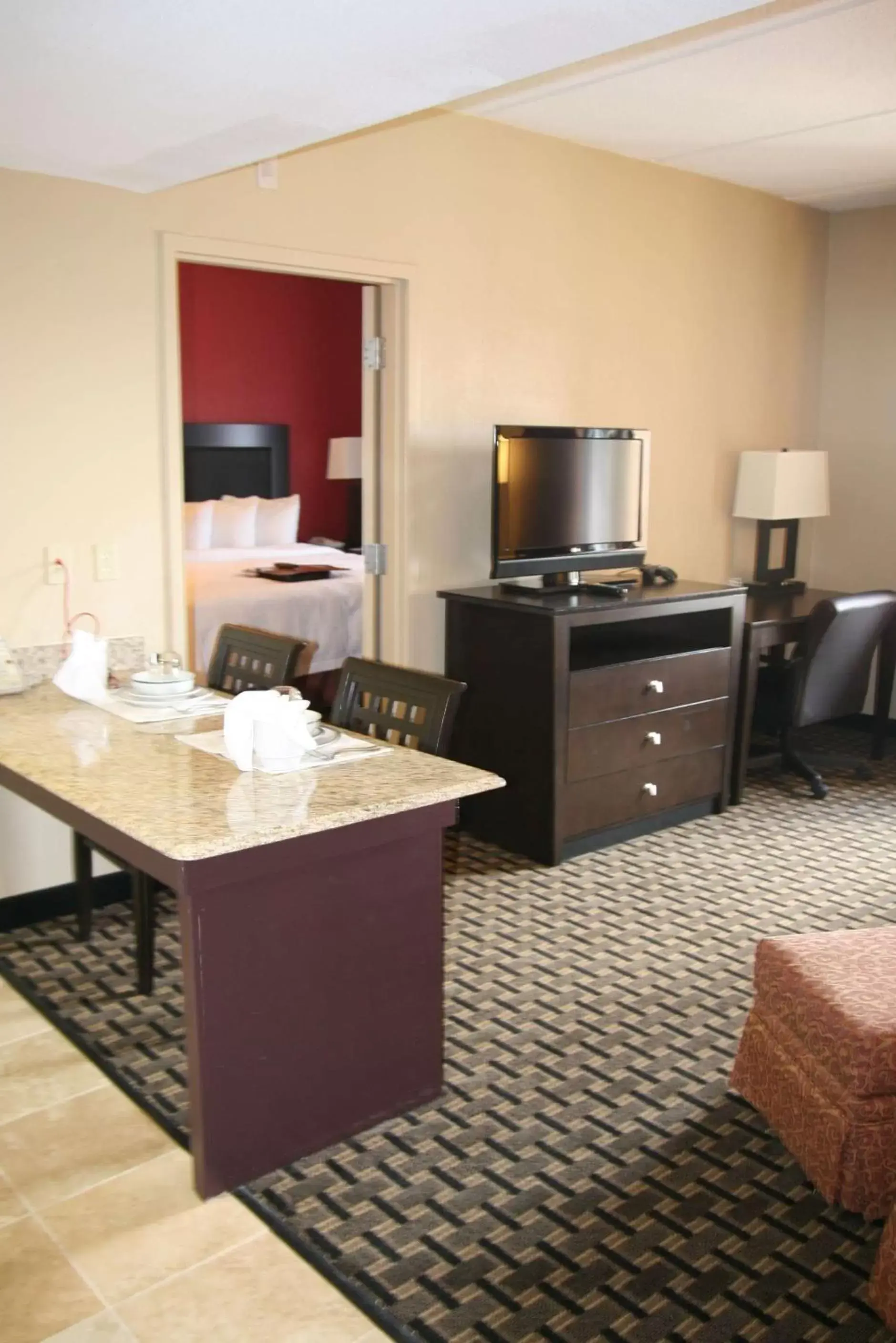 Living room, TV/Entertainment Center in Hampton Inn and Suites Houston Clear Lake NASA