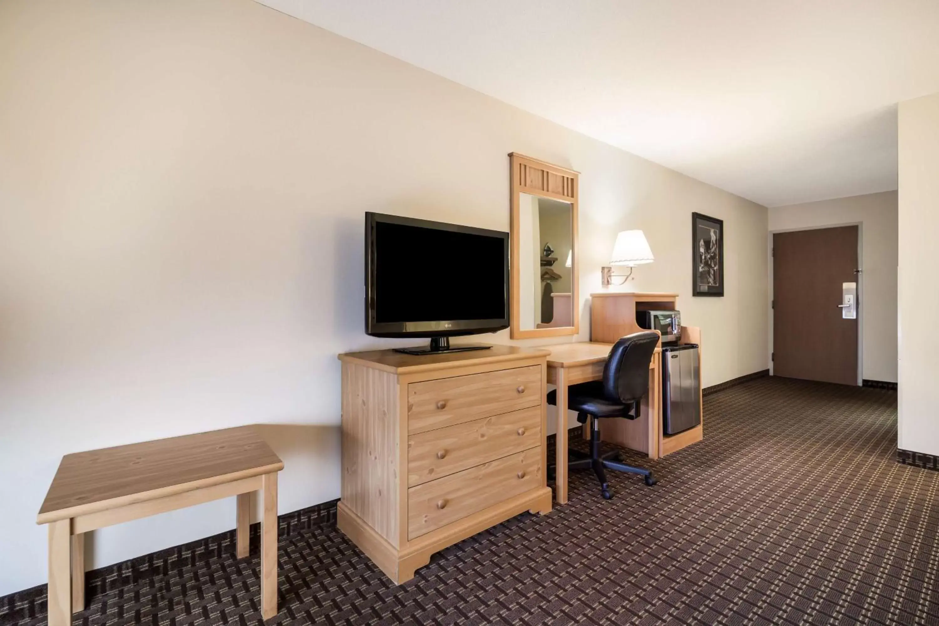 Bedroom, TV/Entertainment Center in Best Western Golden Spike Inn & Suites