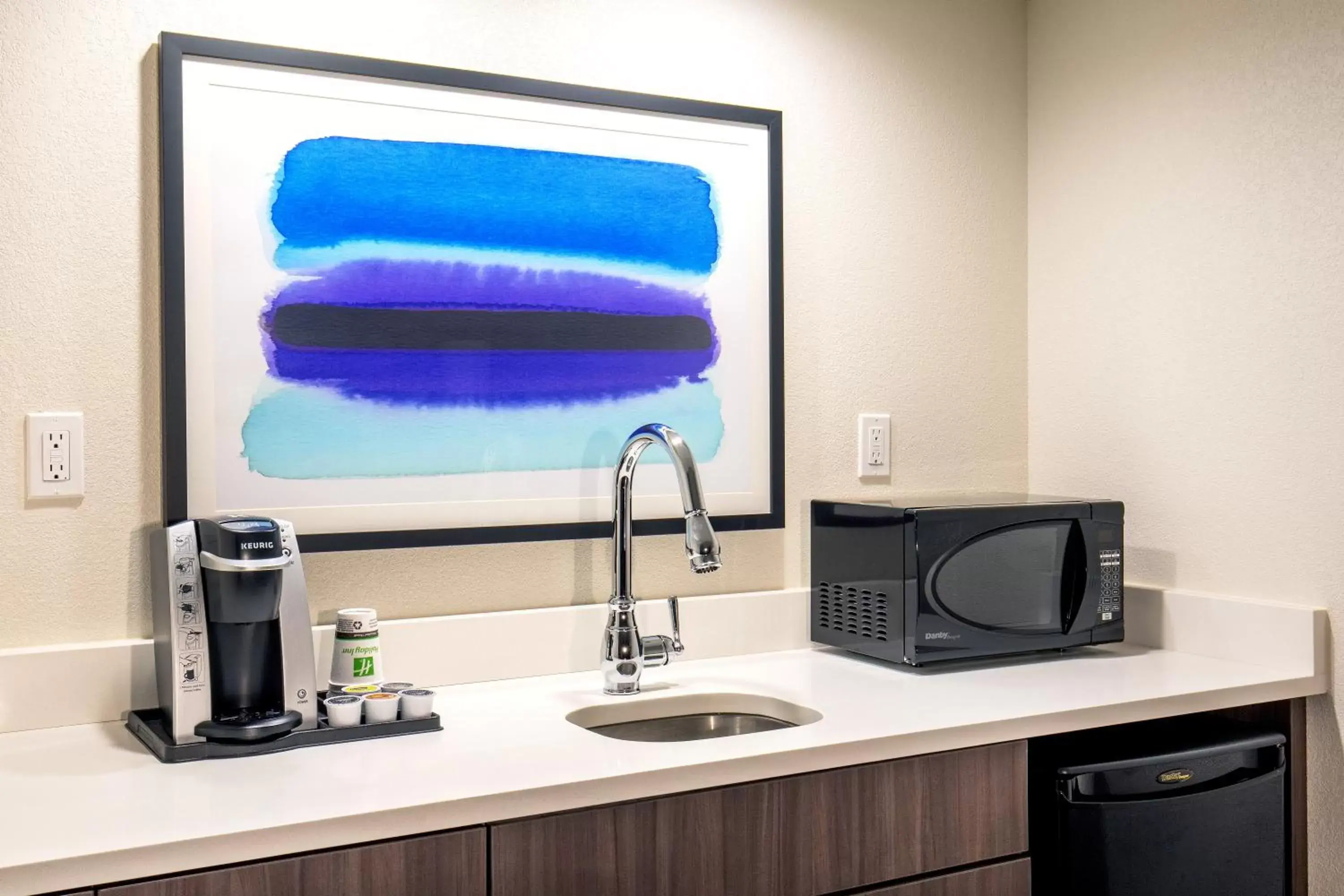 Photo of the whole room, Kitchen/Kitchenette in Holiday Inn Newport News - Hampton, an IHG Hotel