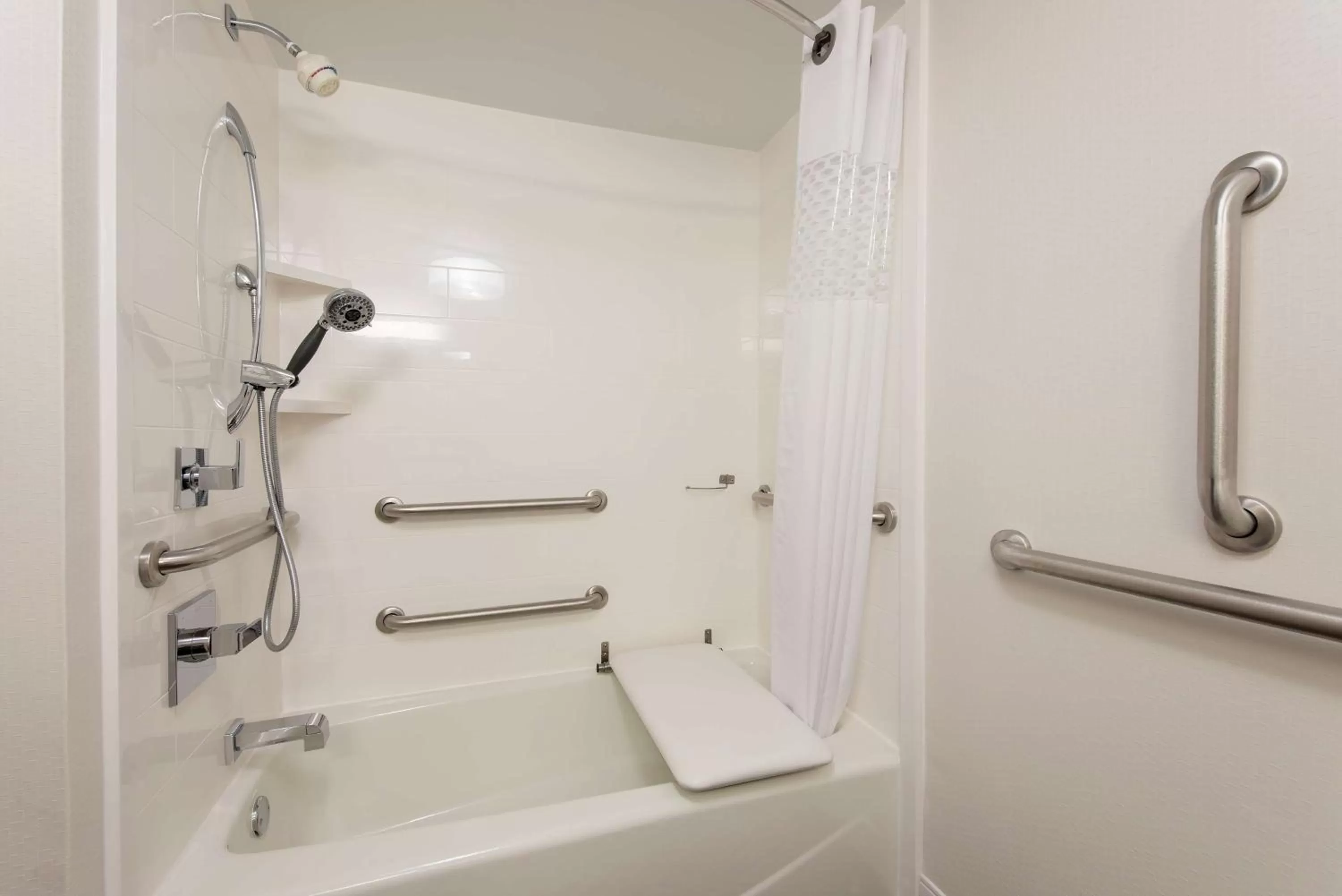 Bathroom in Hampton Inn Seymour