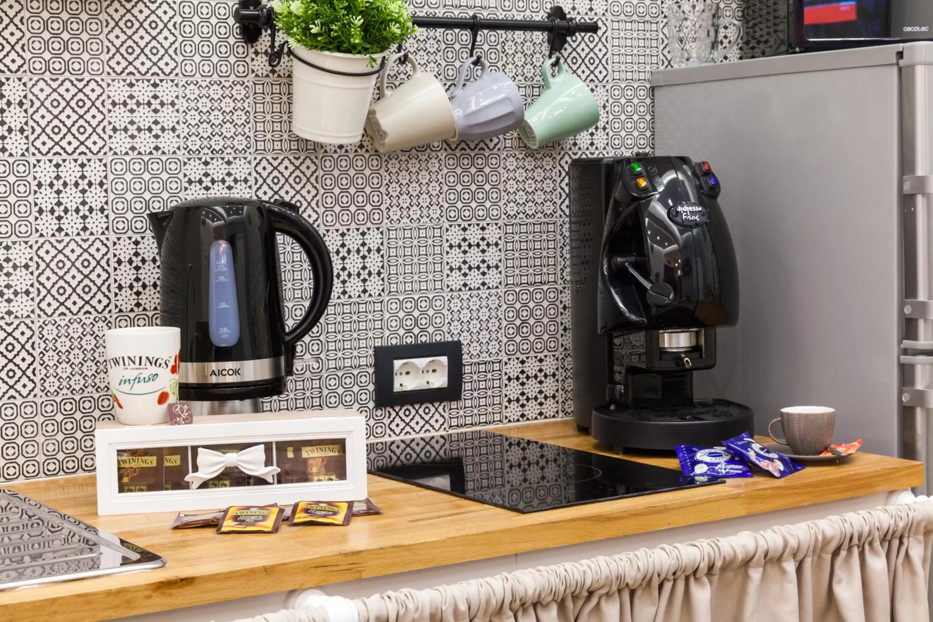 Continental breakfast, Kitchen/Kitchenette in B&B Vico Milano 18