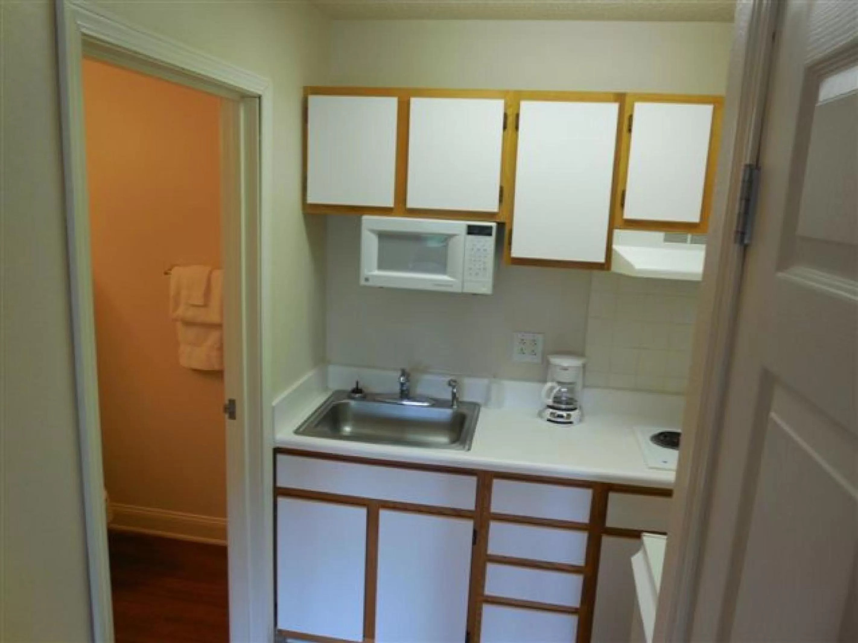 Kitchen or kitchenette in Affordable Suites Jacksonville