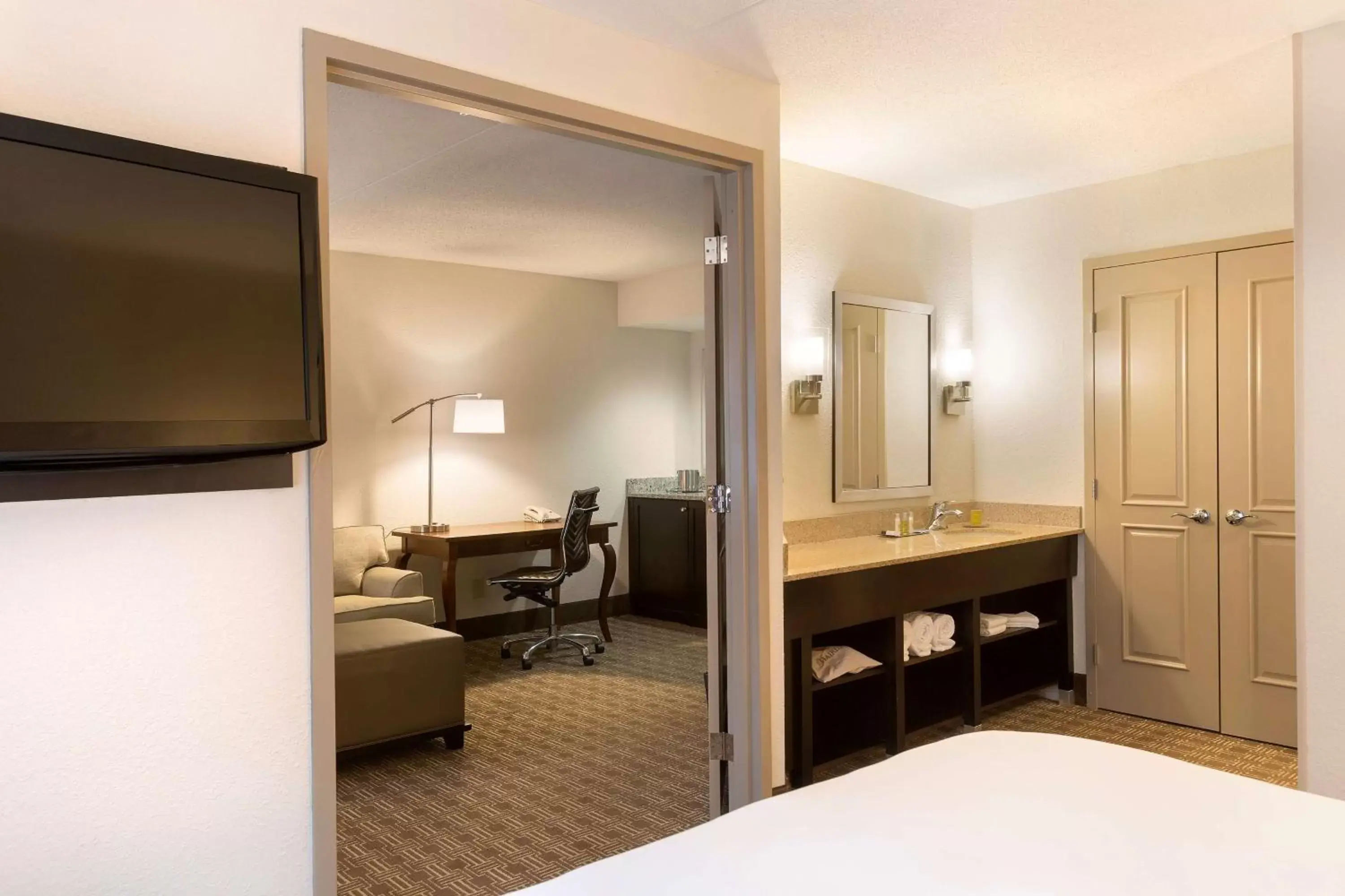 Bedroom, TV/Entertainment Center in DoubleTree Suites by Hilton Nashville Airport