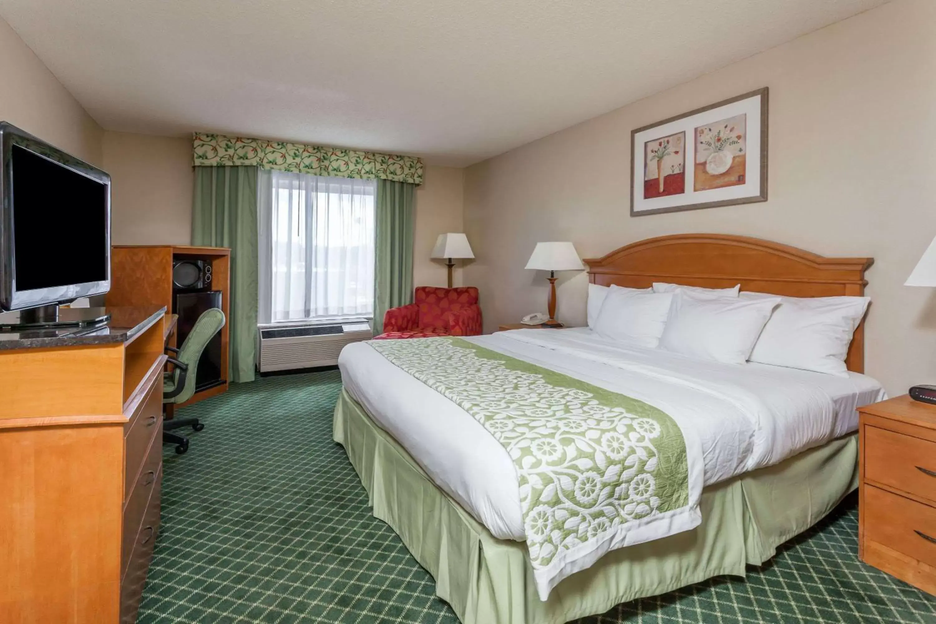 Photo of the whole room, Bed in Days Inn & Suites by Wyndham Warren