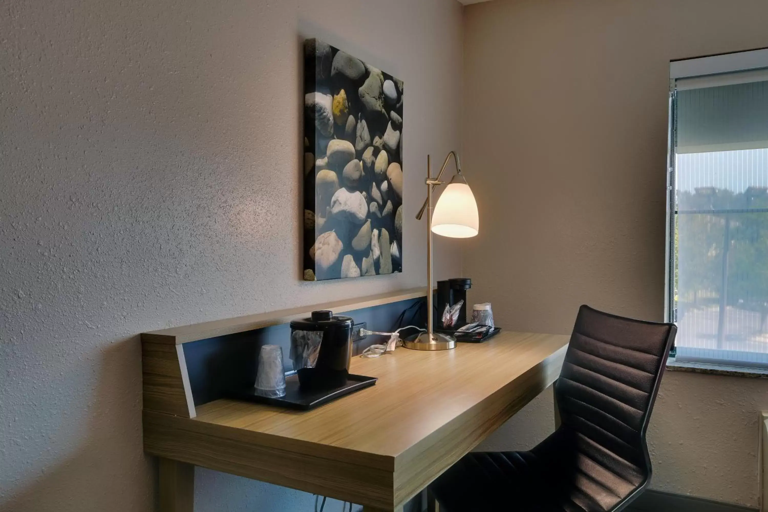 Seating area in Country Inn & Suites by Radisson, Savannah Gateway, GA