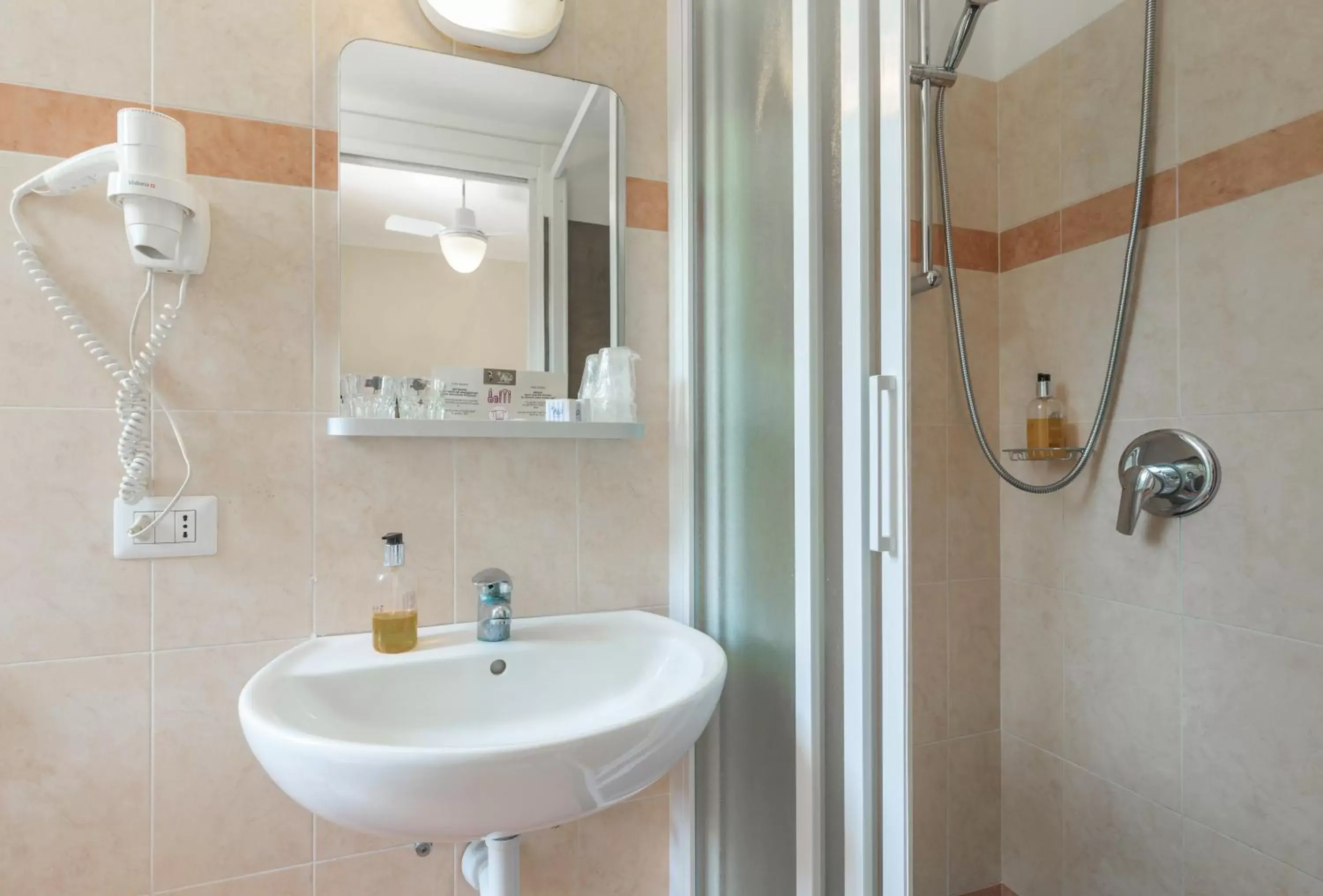 Shower, Bathroom in Hotel Il Perlo Panorama