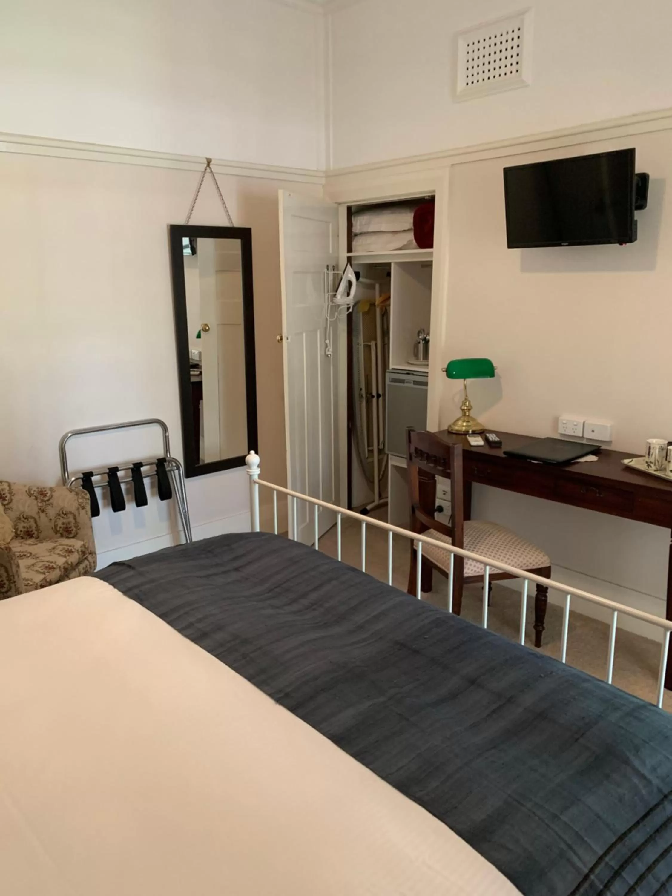 Coffee/tea facilities, Bed in Rosebridge House Bed & Breakfast Adult Retreat