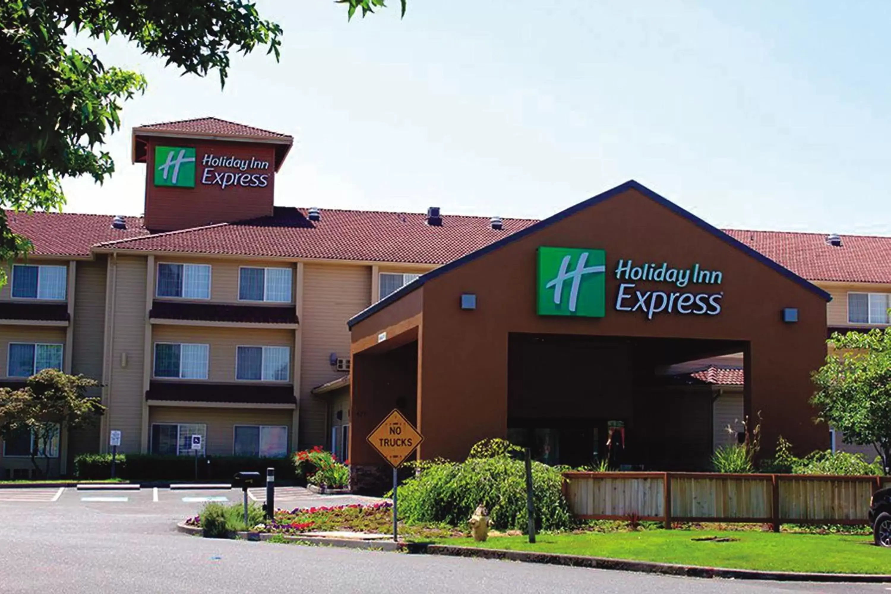 Property Building in Holiday Inn Express Portland East - Columbia Gorge, an IHG Hotel