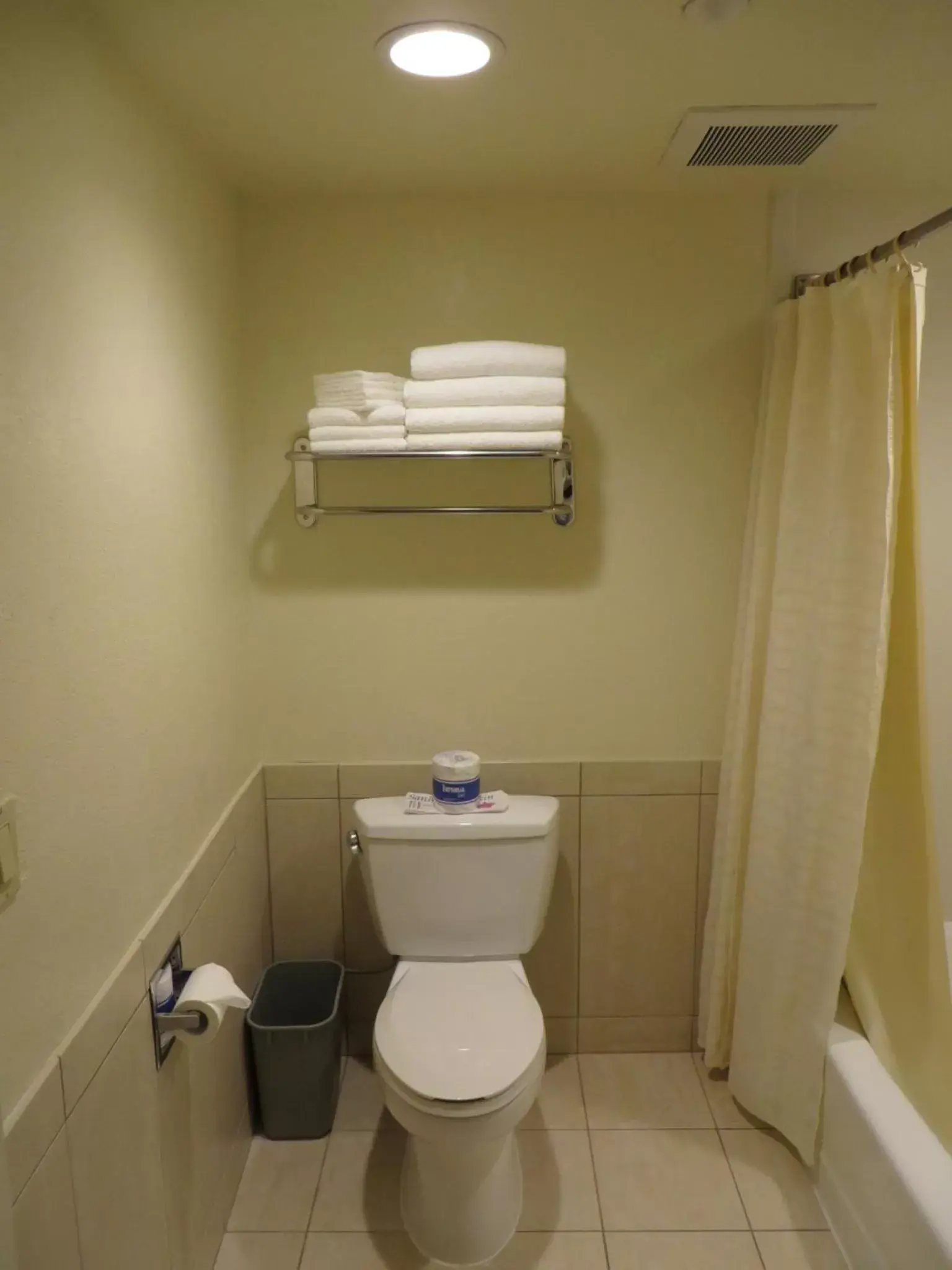 TV and multimedia, Bathroom in Anaheim Desert Inn & Suites