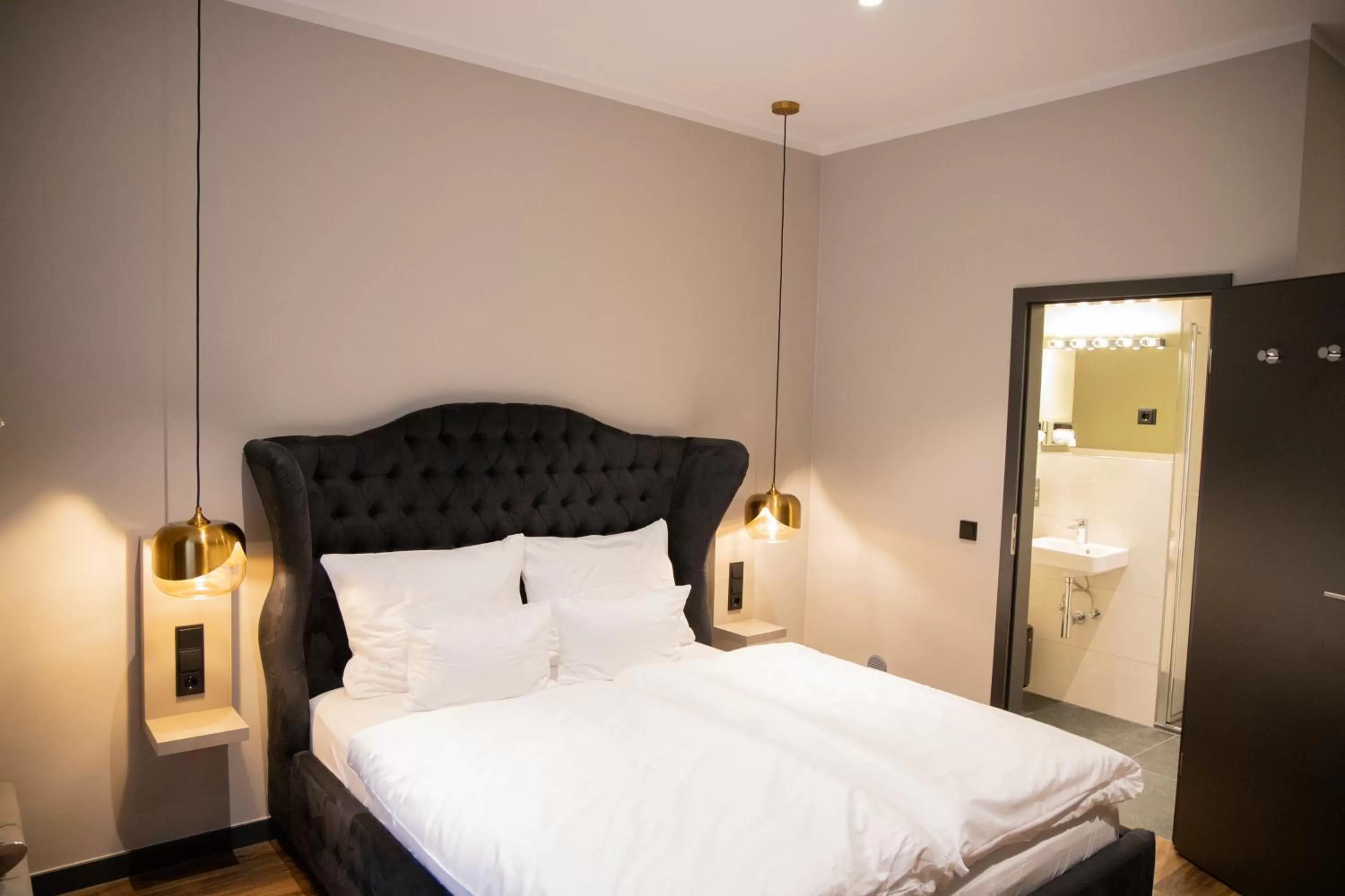 Photo of the whole room, Bed in Munich Rooms Hotel