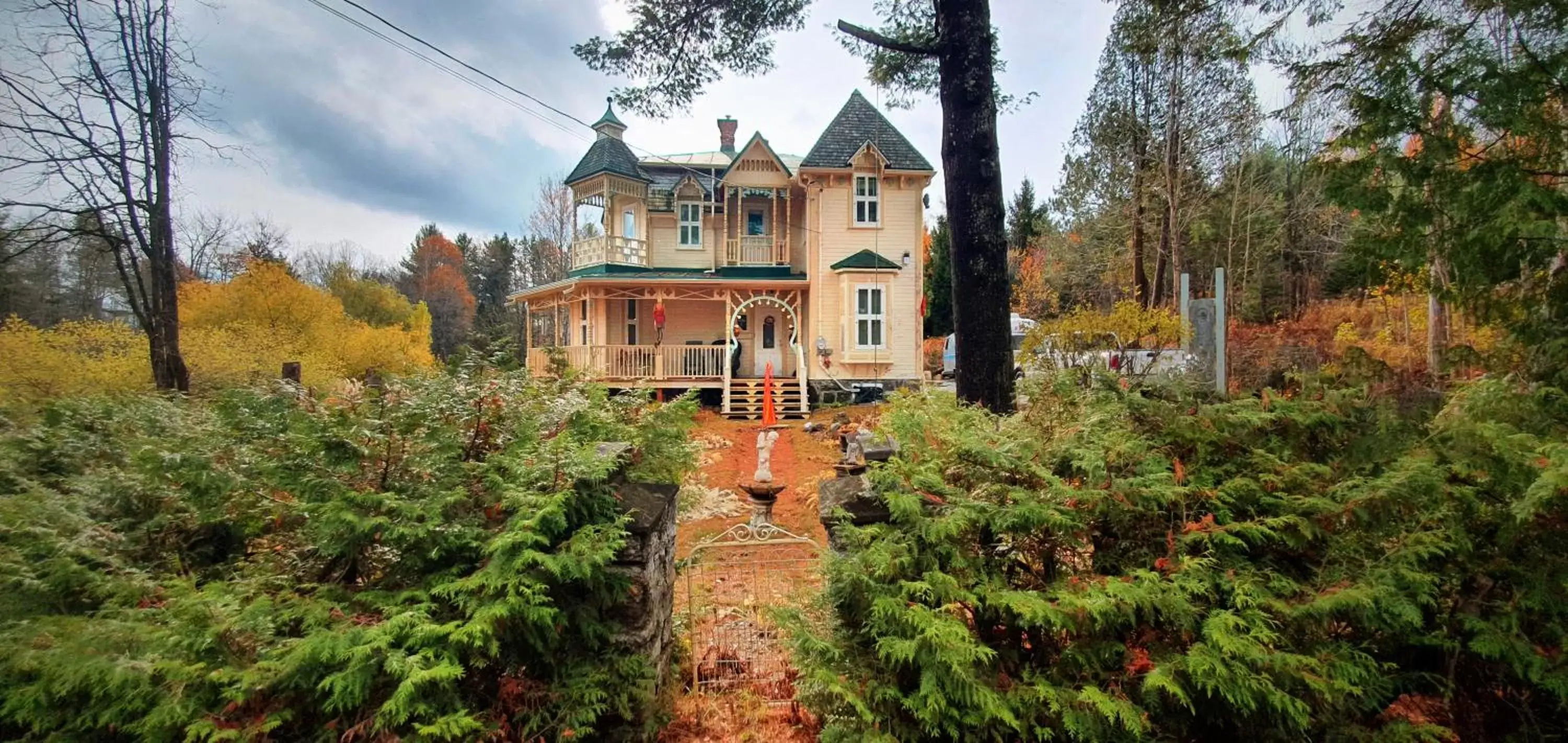 Street view, Property Building in Le Salon des Inconnus