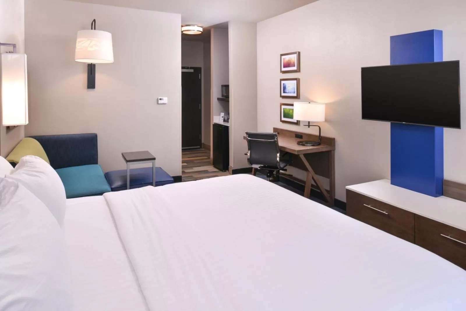 Bed in Holiday Inn Express and Suites Bryant - Benton Area by IHG