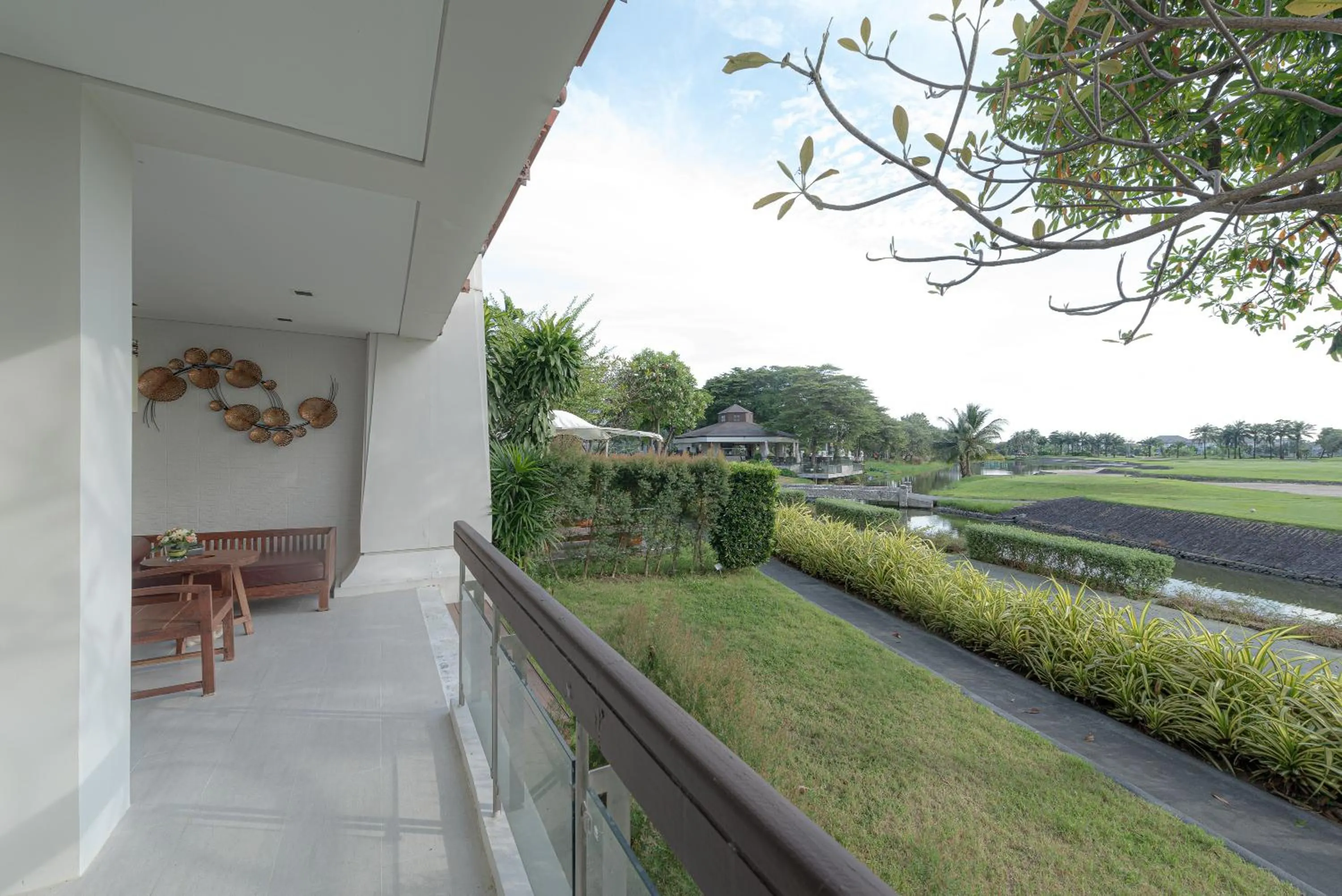 Balcony/Terrace in Summit Windmill Golf Suite Hotel at Suvarnabhumi