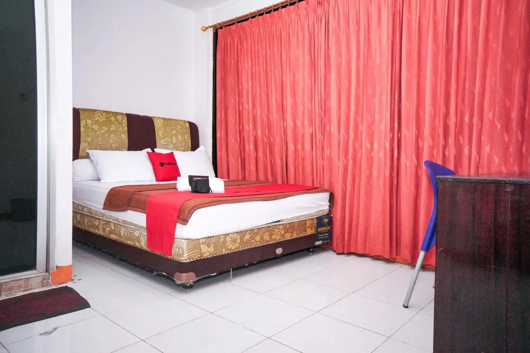 Photo of the whole room, Bed in RedDoorz near Palembang Square Mall 2